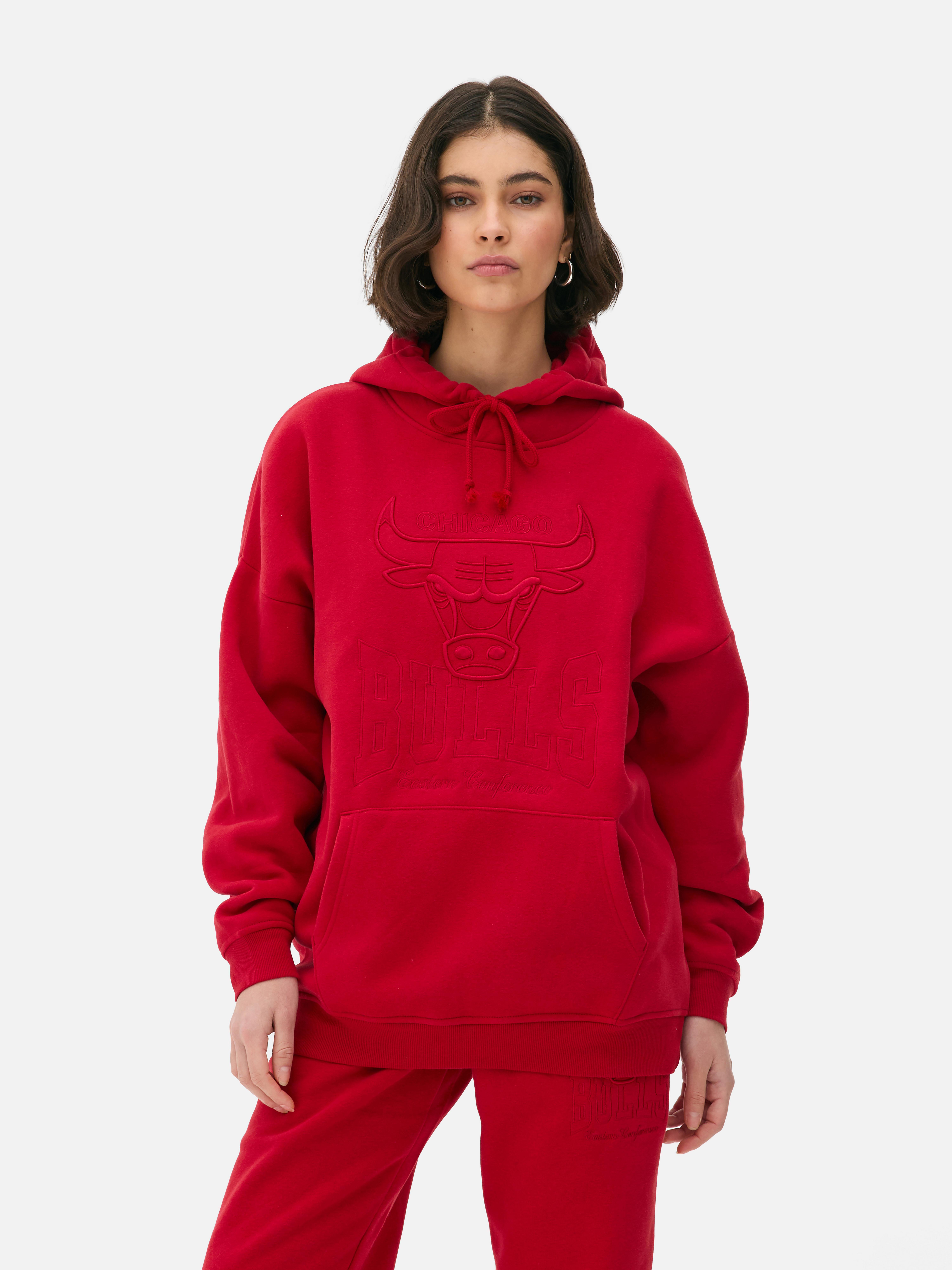 Hanorac NBA asortat cu echipa Chicago Bulls. Asortarea acestui hanorac NBA cu pantaloni de trening asortați este o joacă de copii.