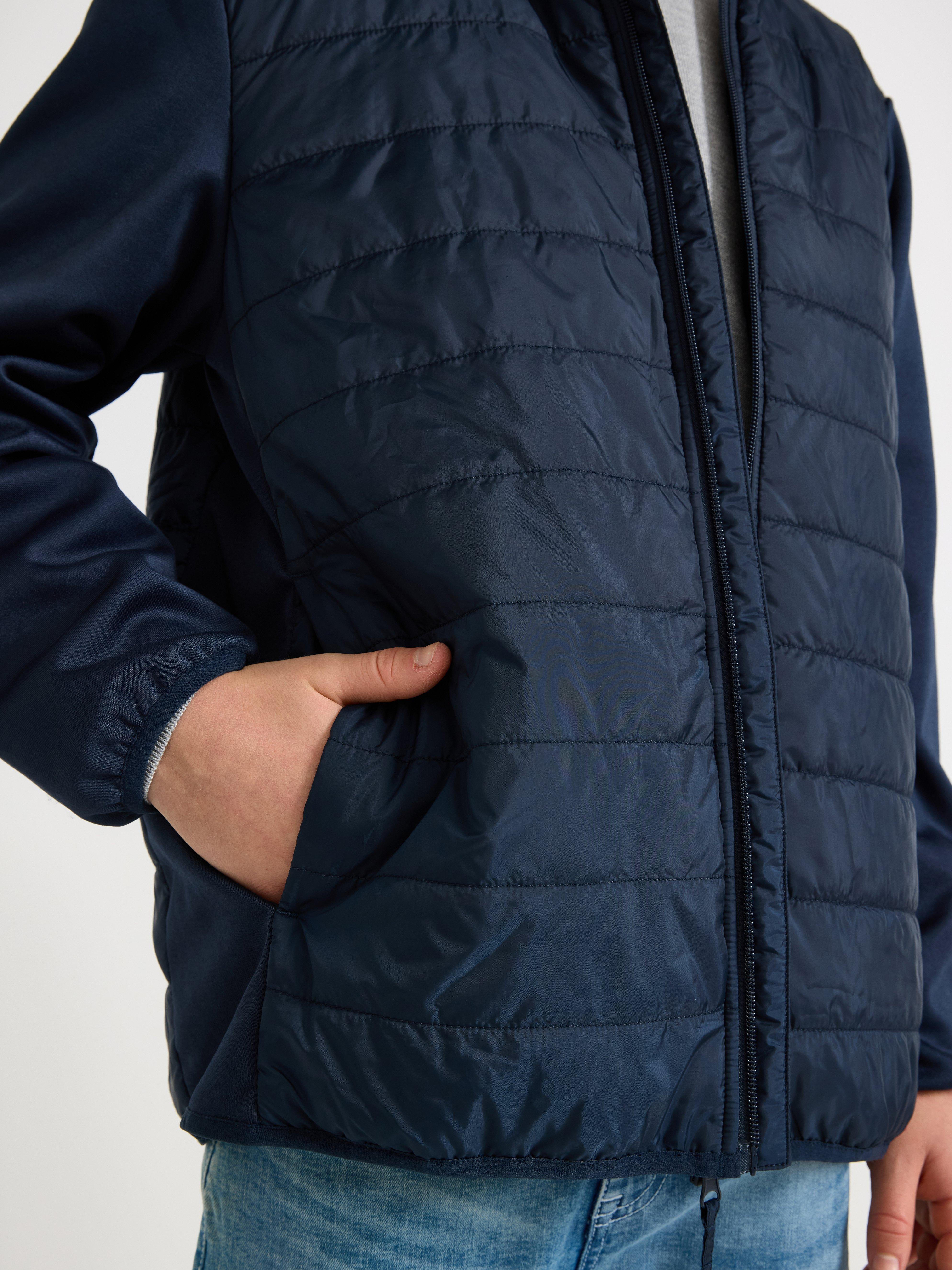 Chaqueta ligera acolchada repelente al agua, color azul marino oscuro.