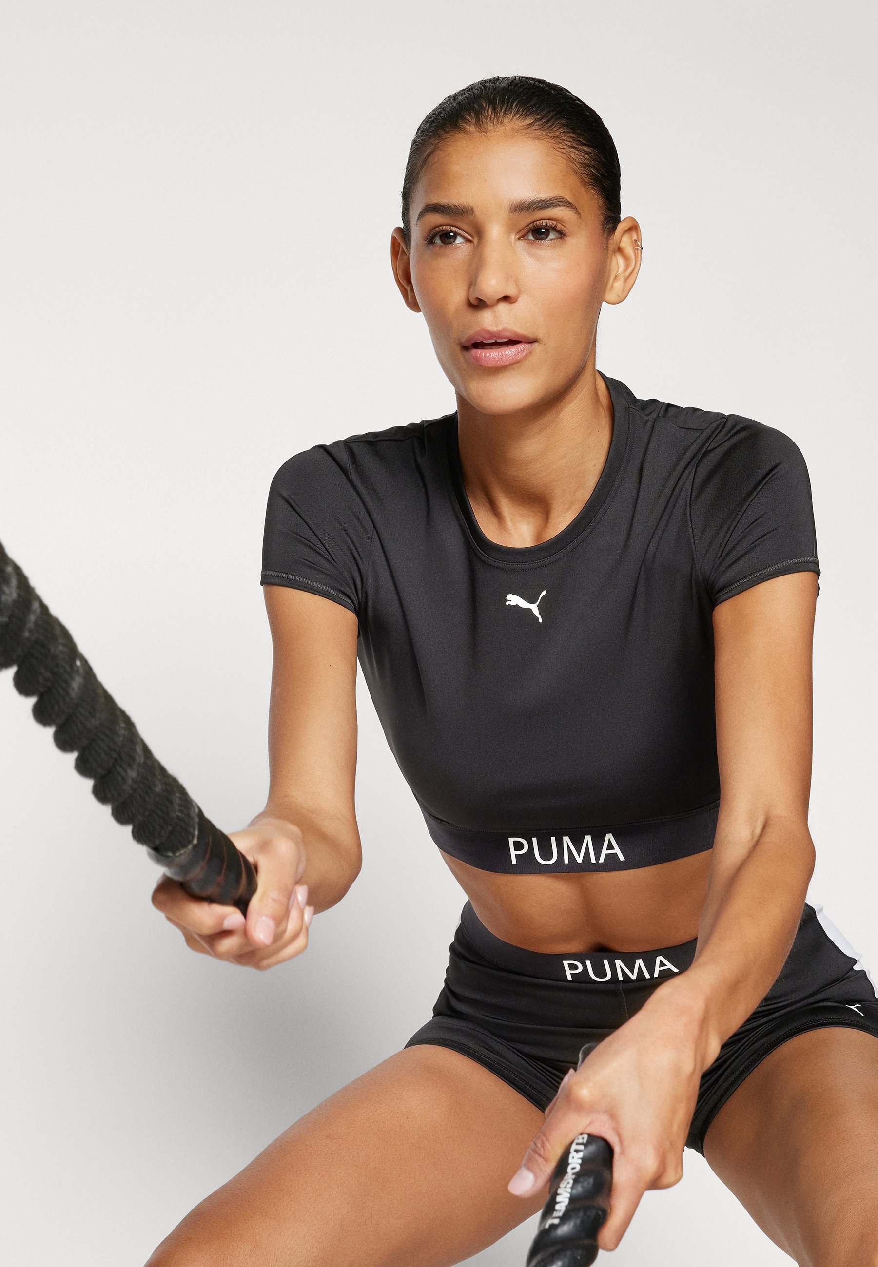 Puma STRONG TEE SHORT - Sport T-shirt - zwart