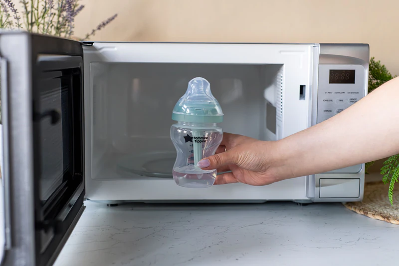 Mamadeira anticólica autoesterilizante avançada Tommee Tippee