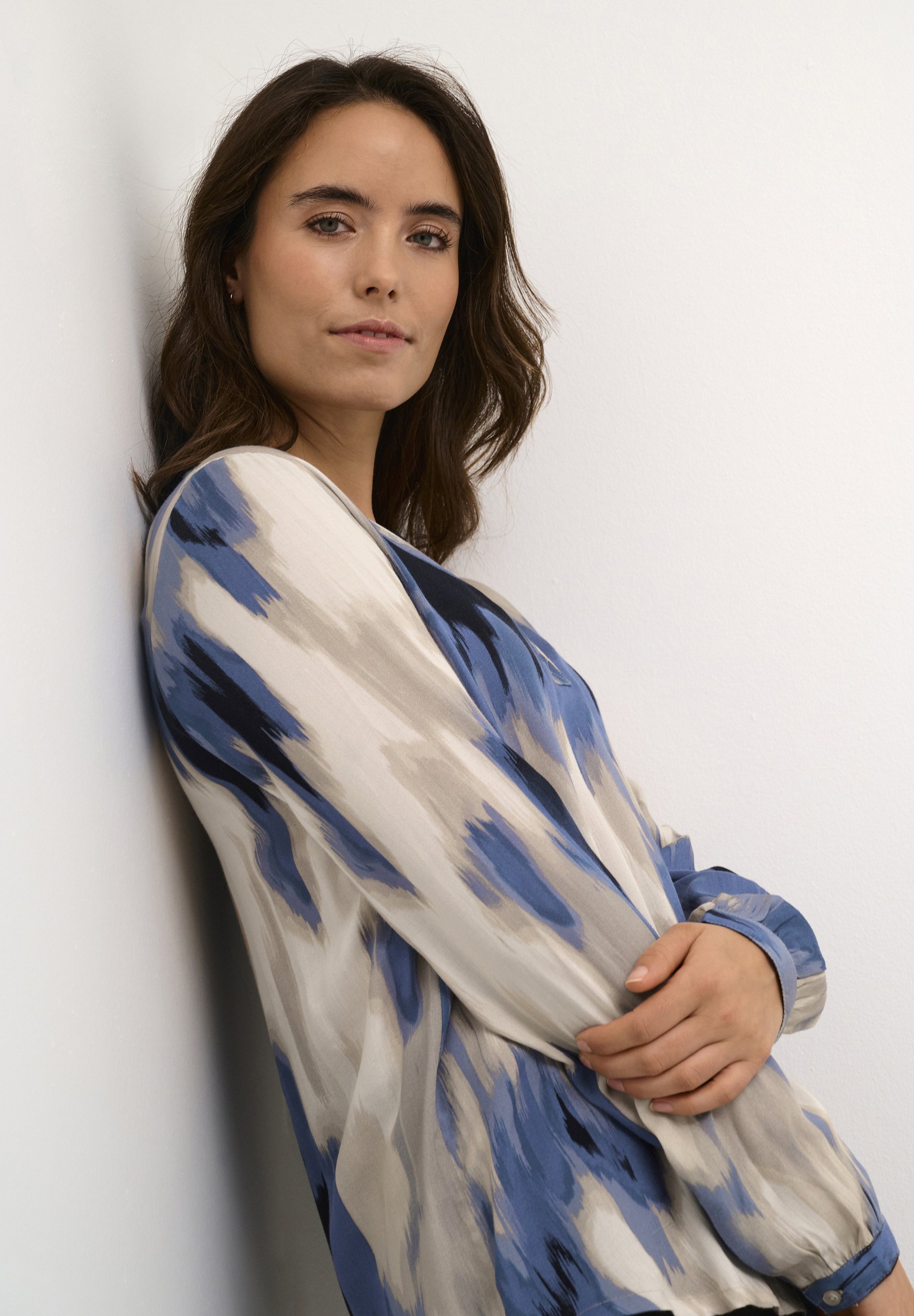 Kaffeebluse – blauer abstrakter Druck