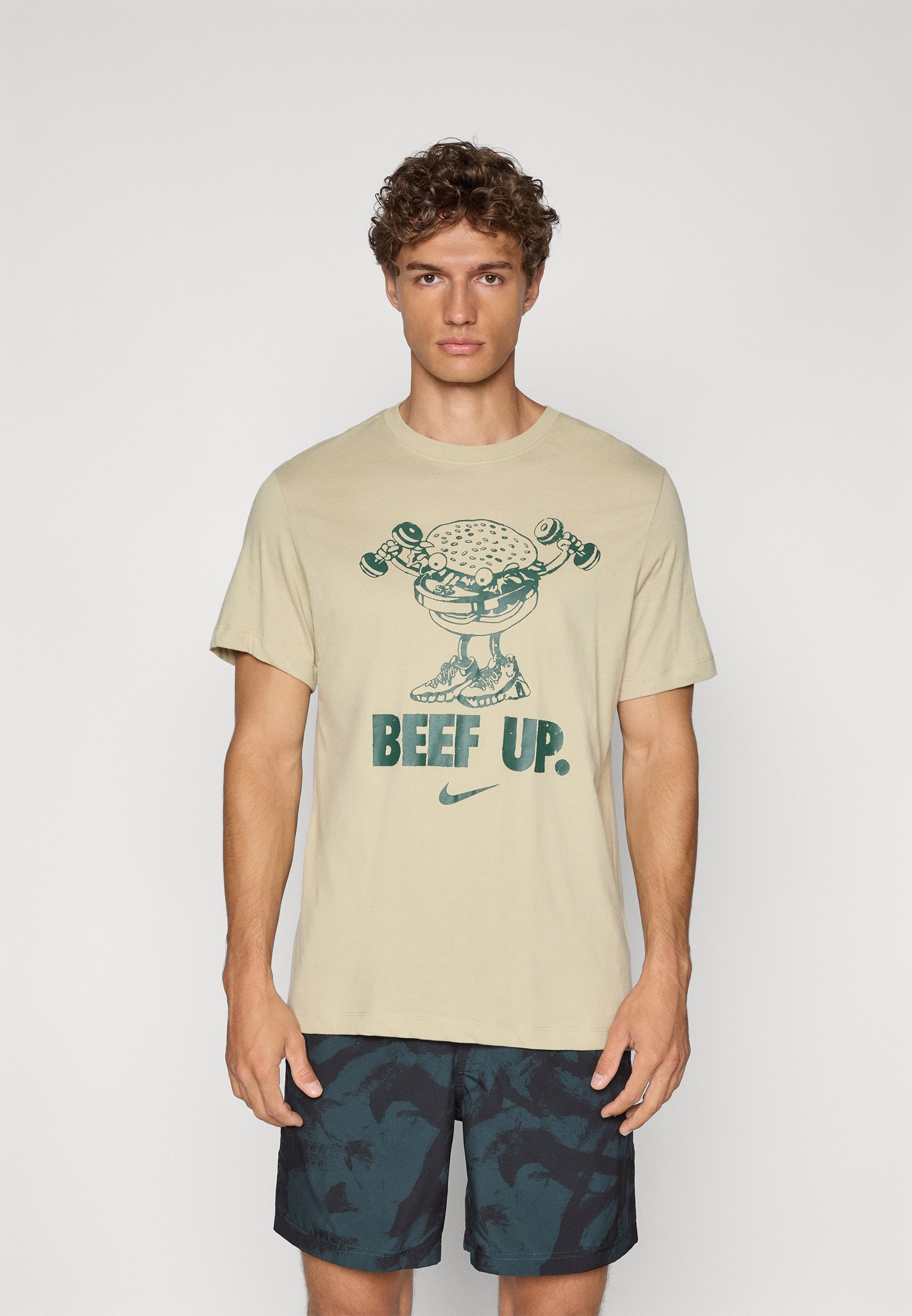 Nike Performance TEE FITNESS - T-shirt sportiva - deserto/kaki