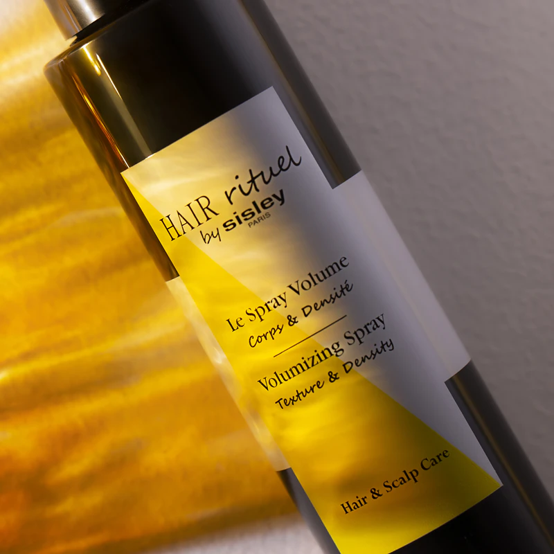 Lak na vlasy Hair Rituel od Sisley Volumising Spray, který dodává objem a objem vlasům.