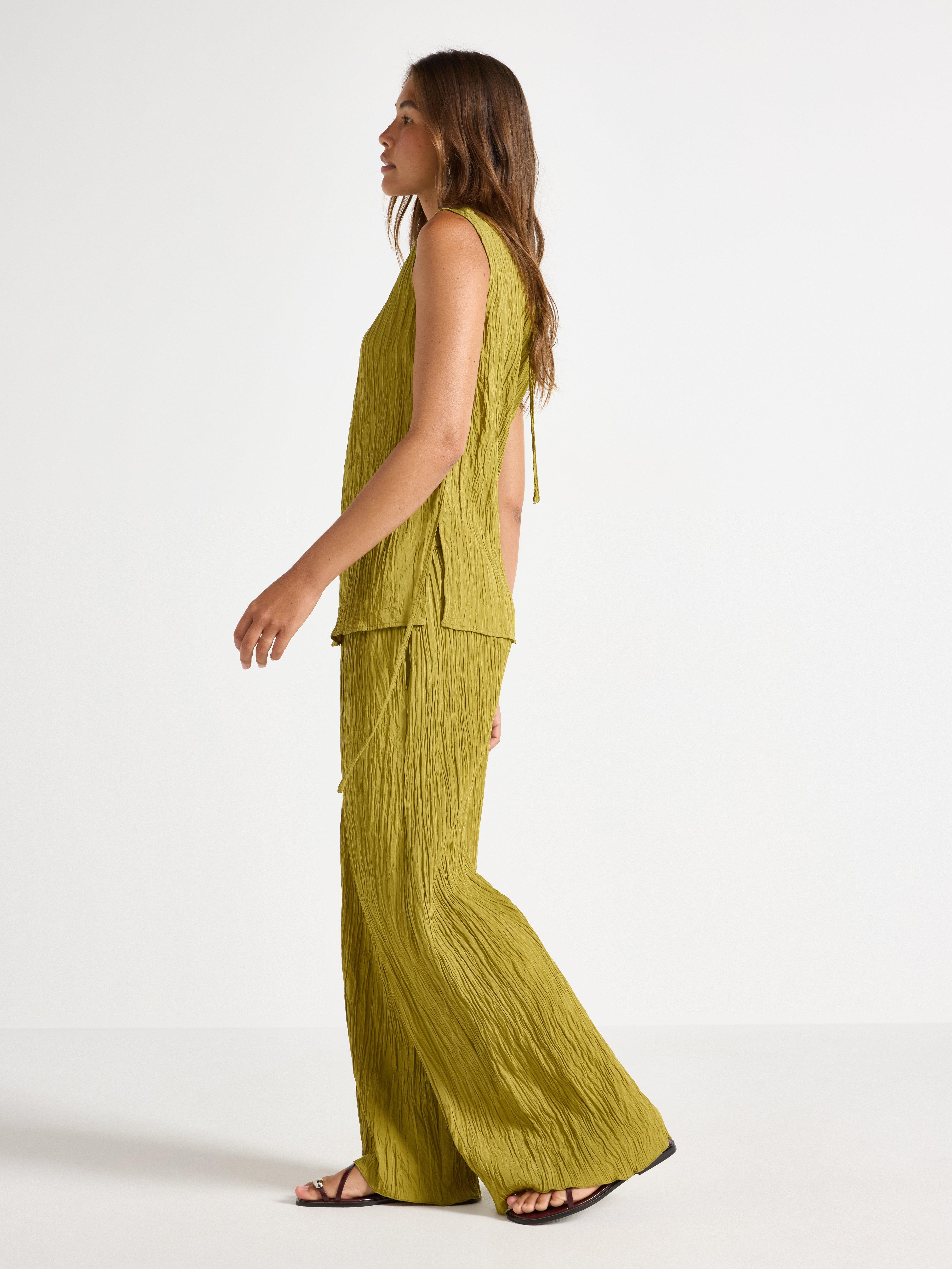 Pantalones arrugados verde polvoriento
