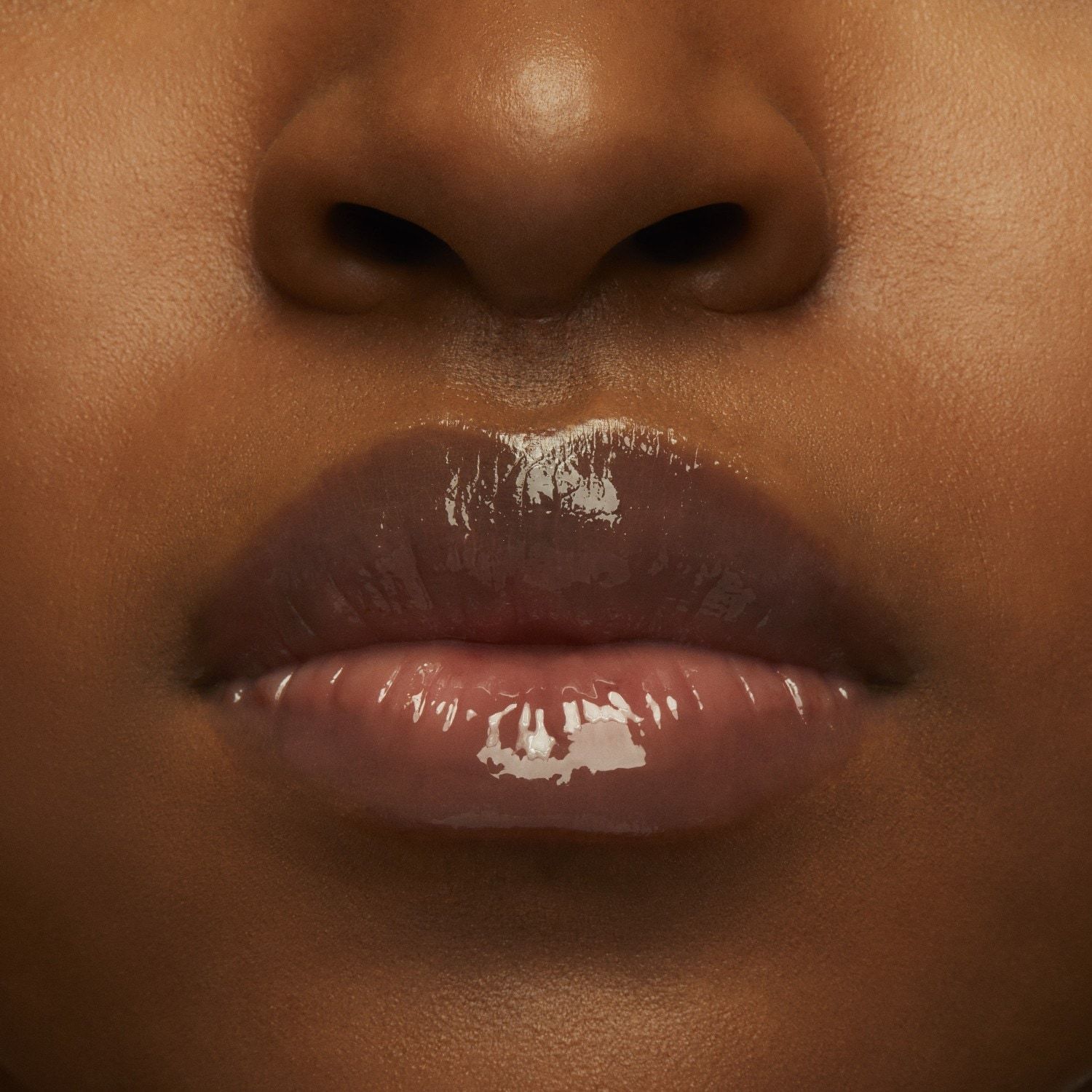 MAC lūpų balzamas NOCTURNA „Squirt Plumping Stick“ lūpų blizgis – 2,3 g