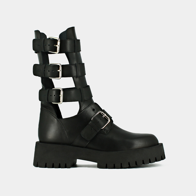 Boots à sangles et semelles crantées  en cuir noir