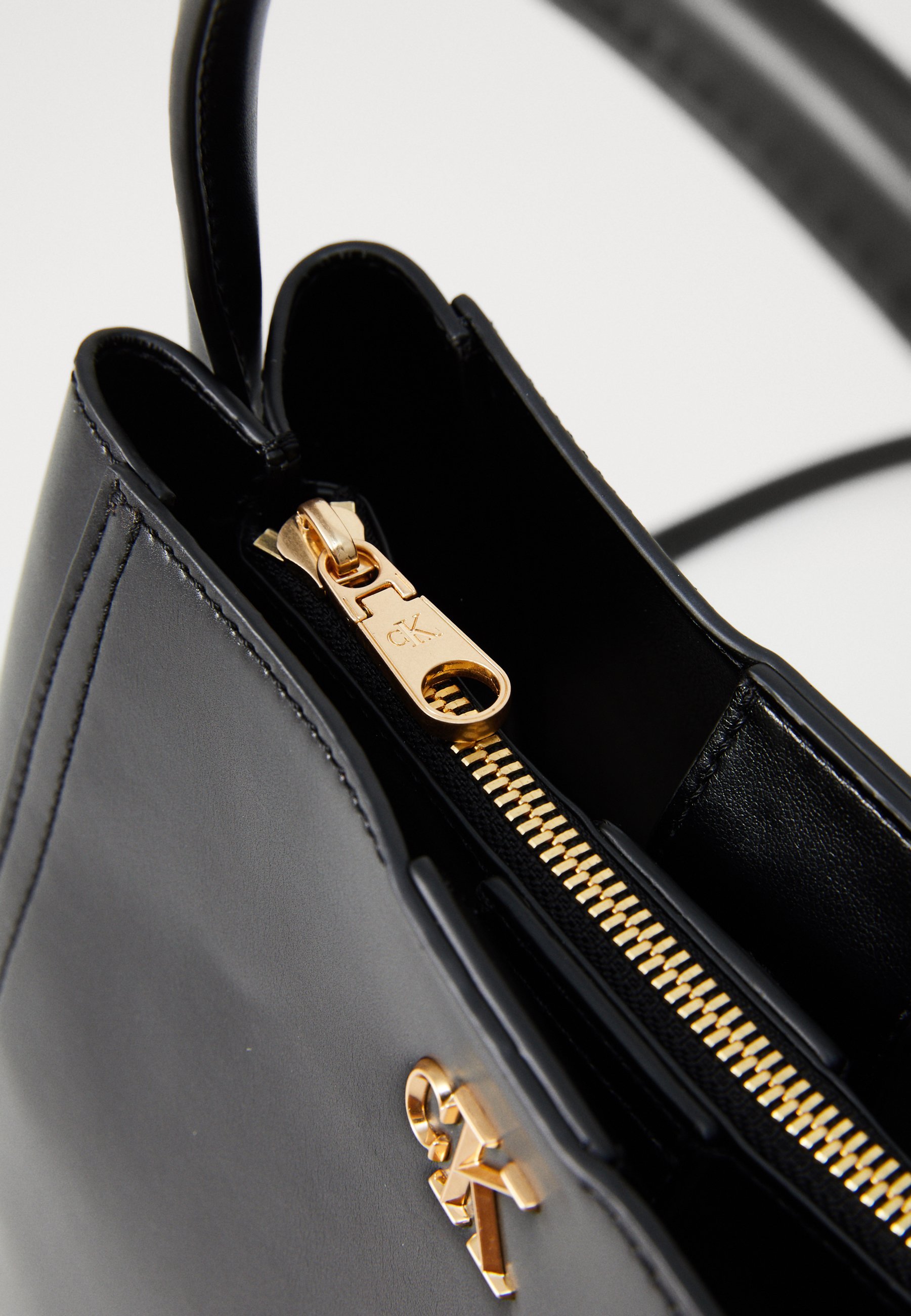 Calvin Klein HARDWARE MONOGRAM - Handtas - zwart