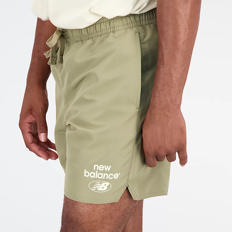 Essentials Reimagined – gewebte Herrenshorts – COVERT GREEN