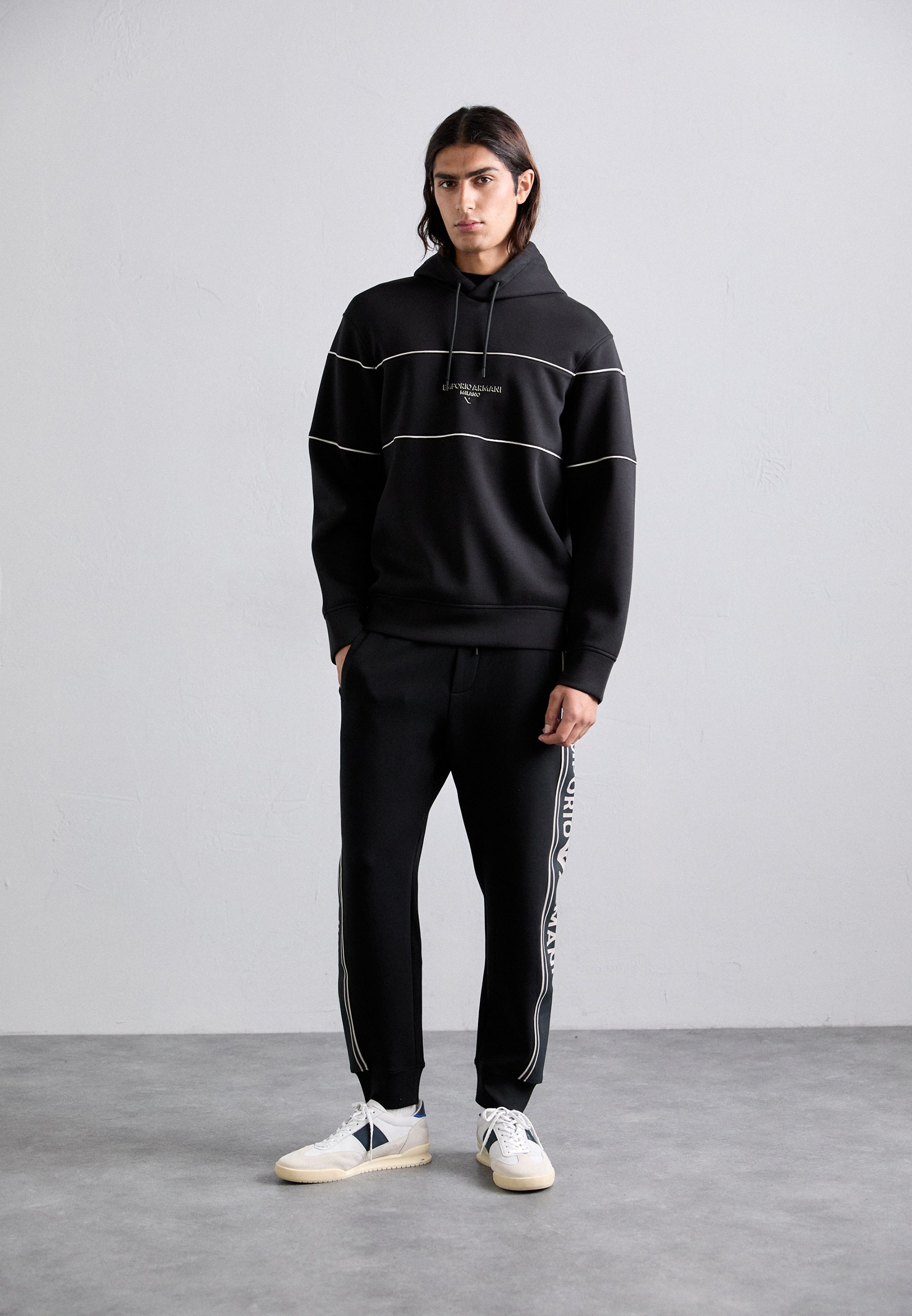 Emporio Armani Collegepaita - musta kaunotar