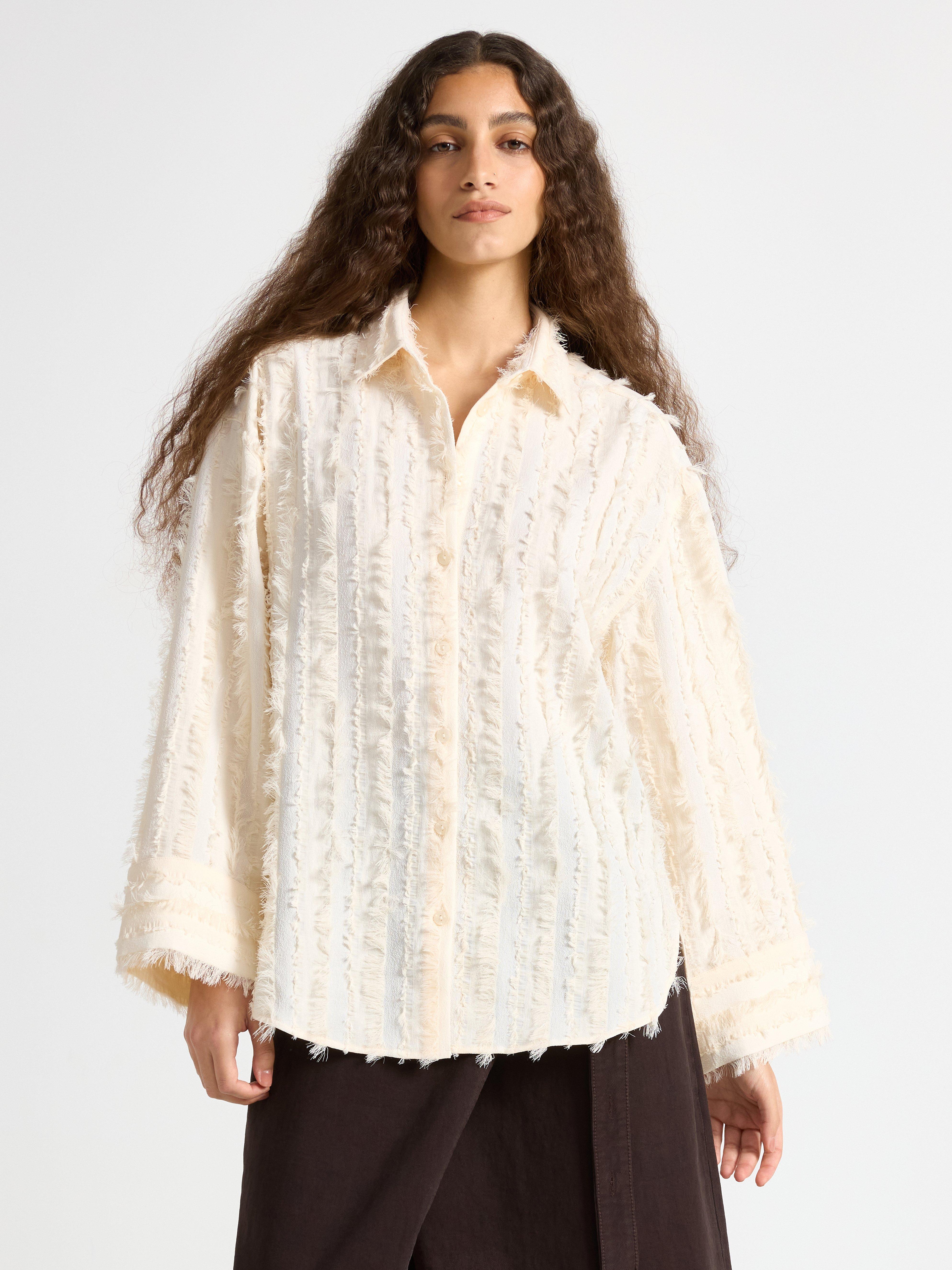 Camisa com franjas, branco acinzentado
