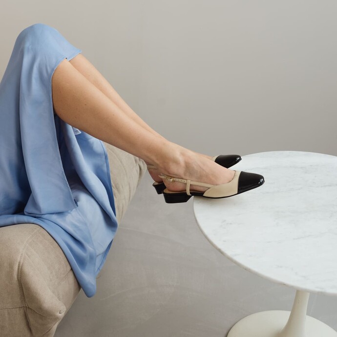 Ballerines ouvertes  en cuir vernis noir et beige