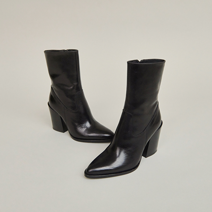 Bottines à talons et bouts pointus  en cuir noir