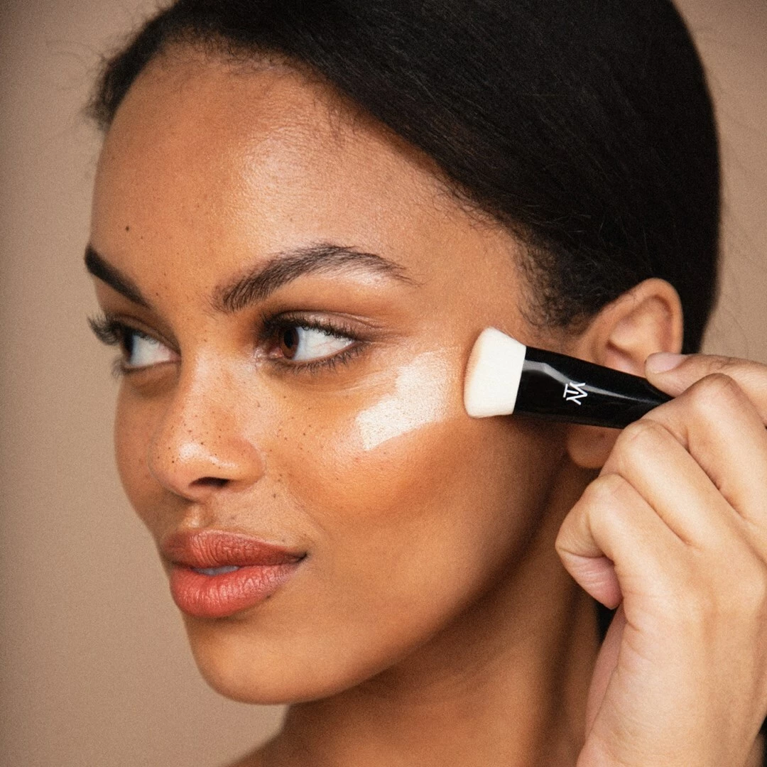 Hijaluronski highlighter koji raspršuje svjetlost 30 ml - MAKETHEMAKE