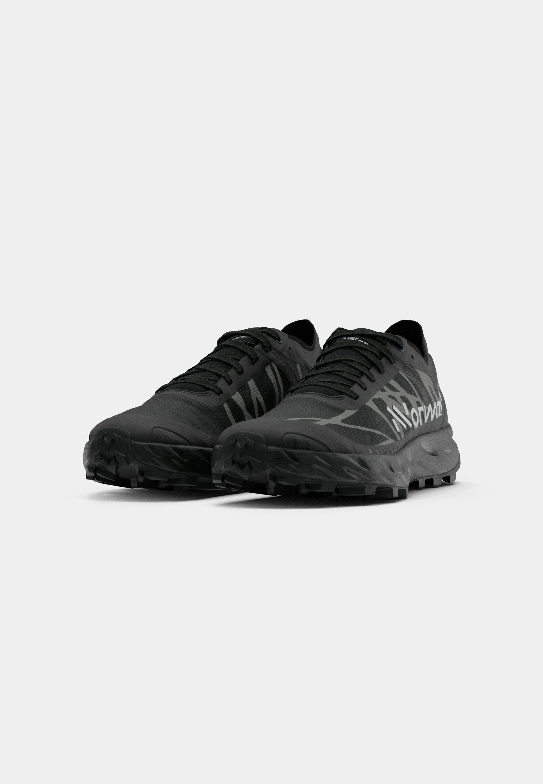 NNormal KJERAG BRUT UNISEX - Trailrunningschoenen - zwart