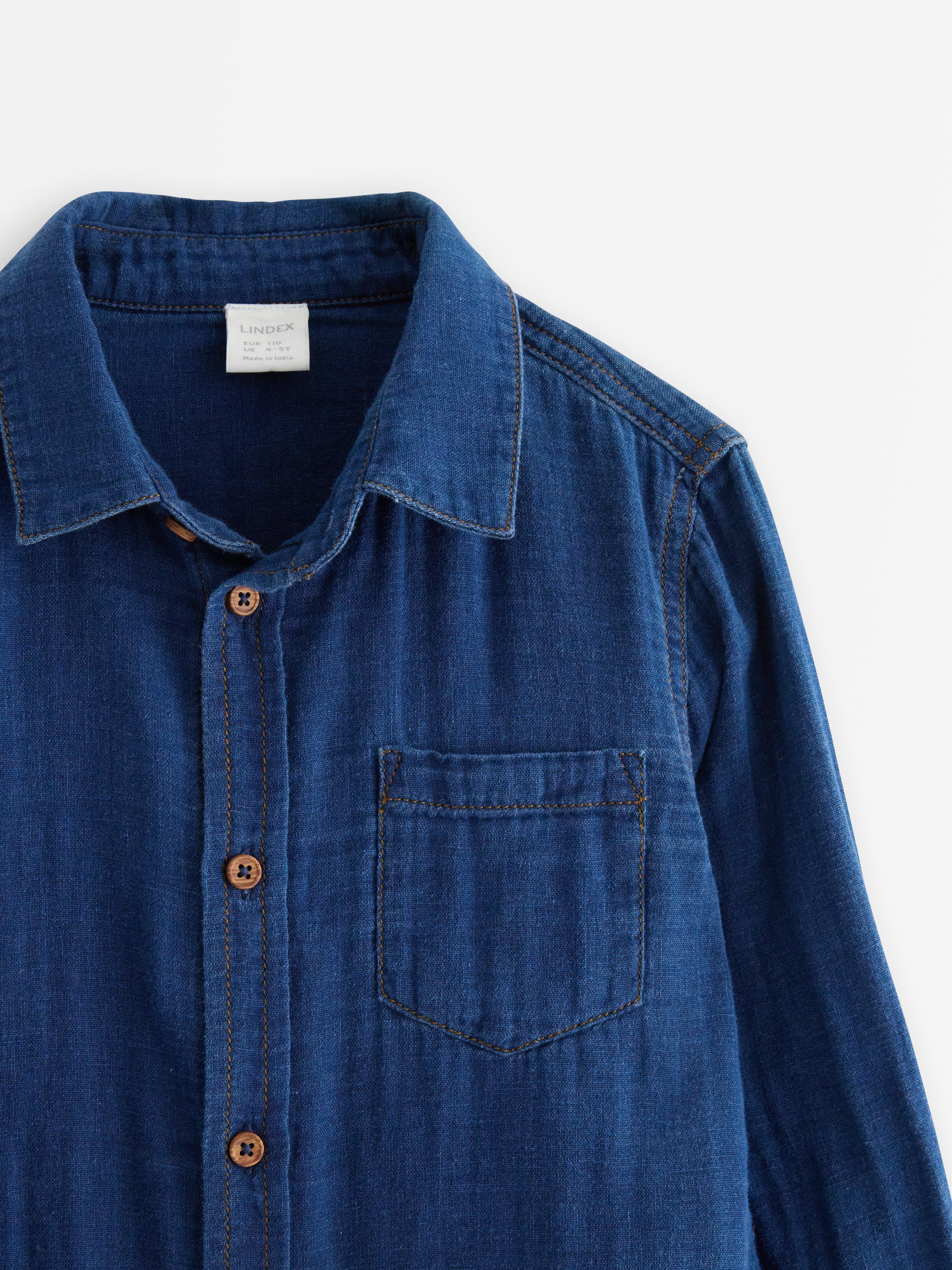 Camisa com efeito jeans, tamanho médio.