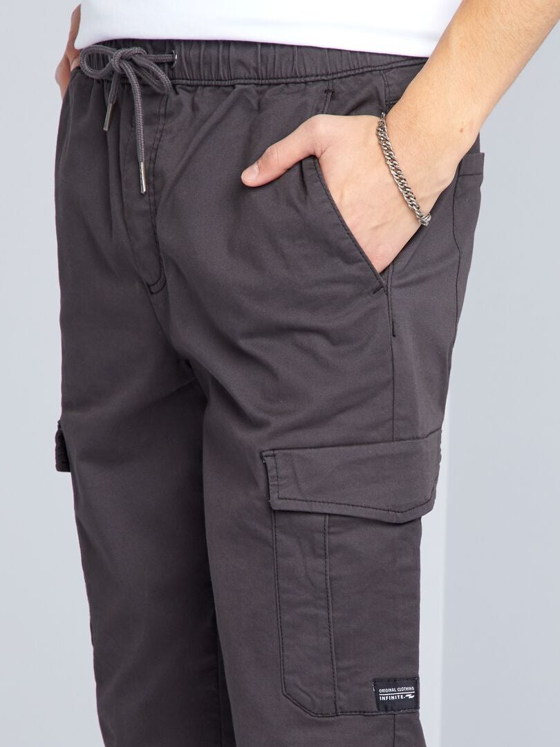 Slim fit broek met meerdere zakken - ZWART