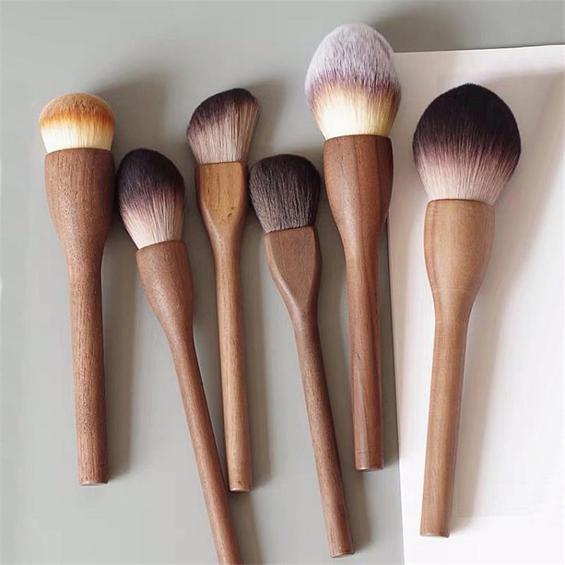 Nouveau pinceau de maquillage vintage européen à manche en bois de noyer de haute qualité, idéal pour la poudre libre, le blush, le fond de teint et le contouring. Ultra doux.