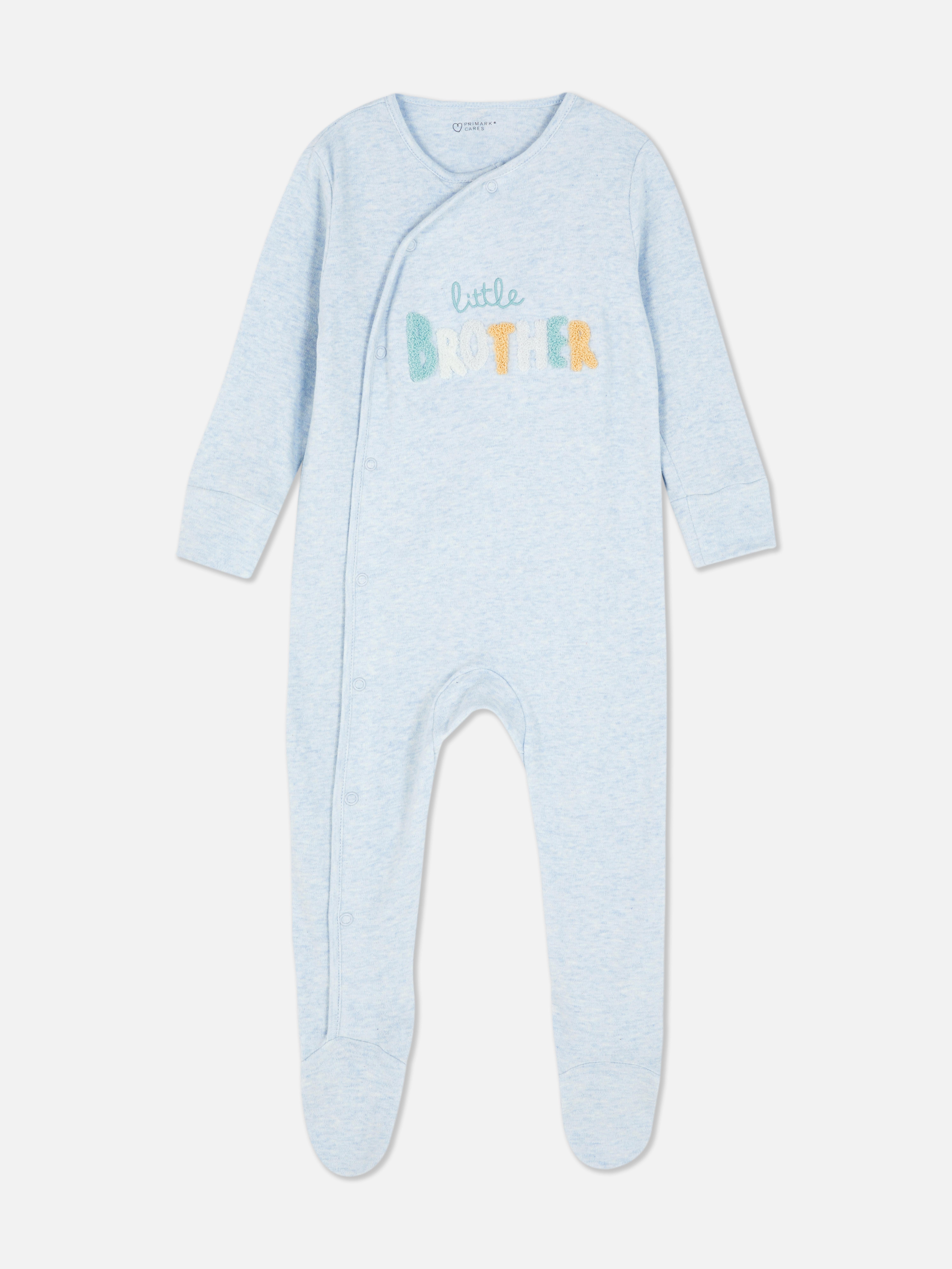 Pijamale brodat Little Brother. Cu acest pijamale, se vor simți rapid ca parte a familiei.