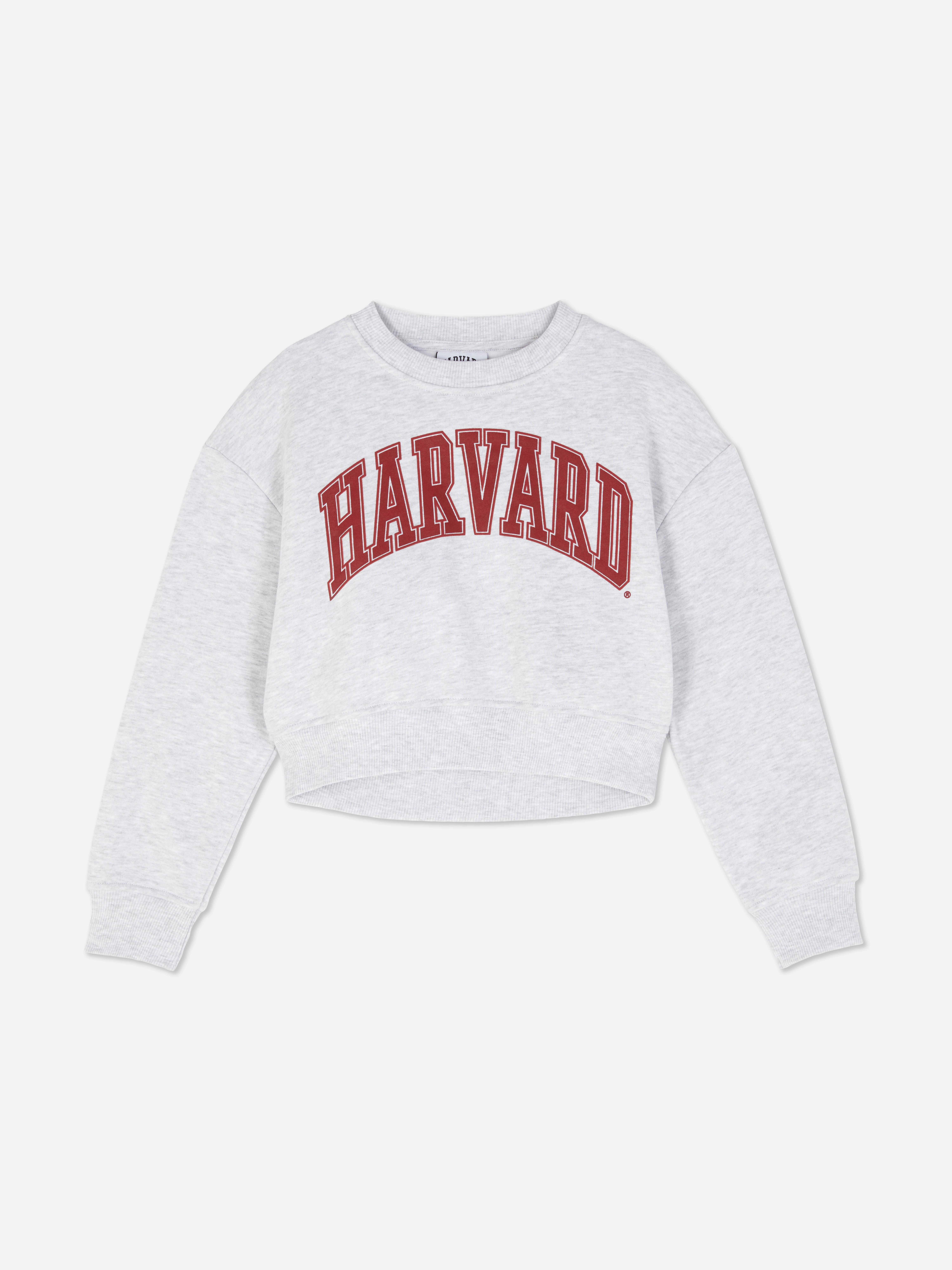 Hanorac cu guler rotund Harvard. Acest hanorac cu inscripția Universității Harvard pe față are guler rotund și mâneci lungi.