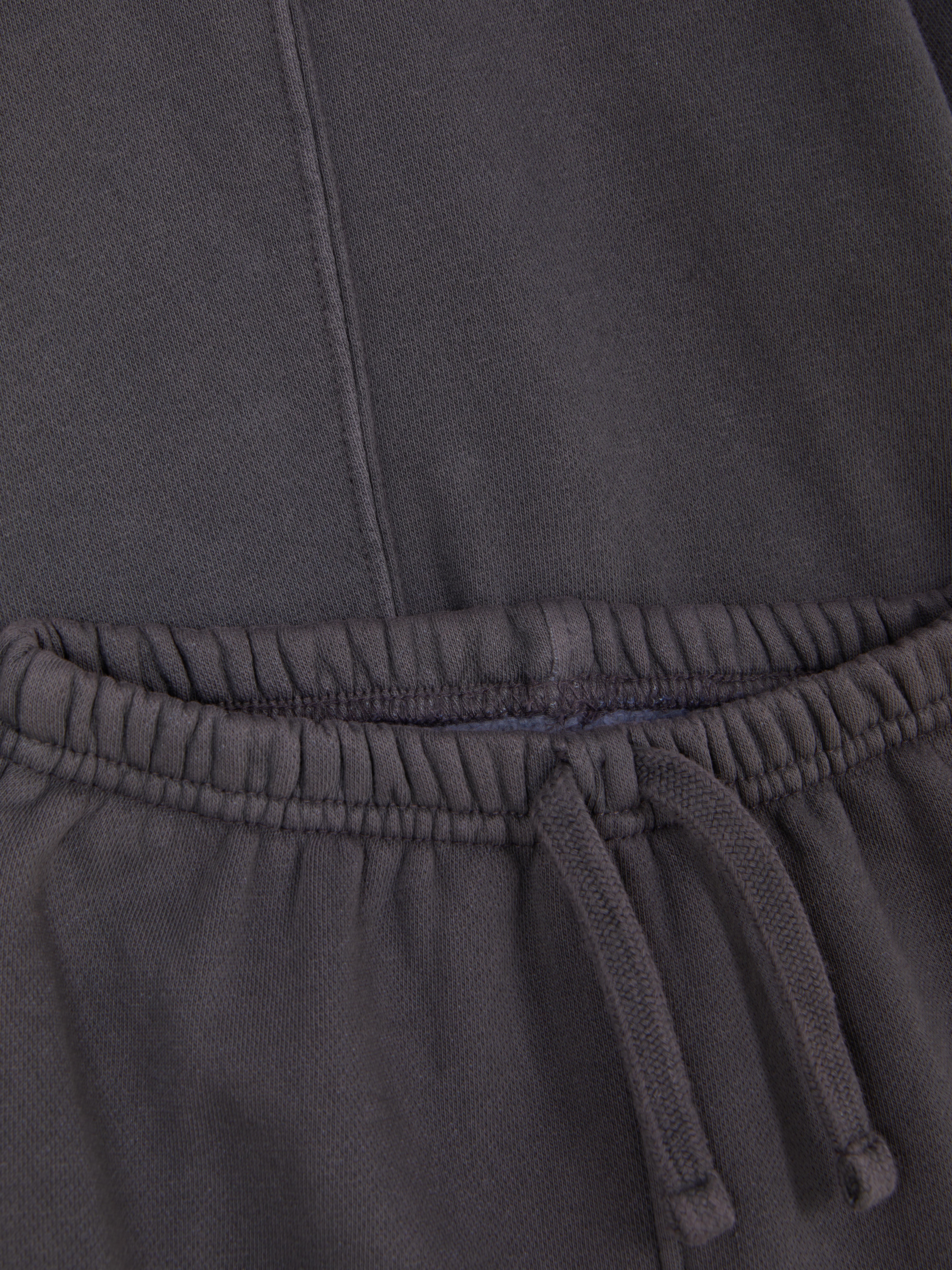 Completo coordinato con felpa e pantaloni cargo. Un set composto da felpa e pantaloni cargo coordinati.