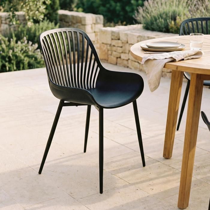 Conjunto de 4 cadeiras de jardim VERDE, poltronas de exterior em plástico com pés de metal preto, encosto ventilado, peso máximo 150 kg
