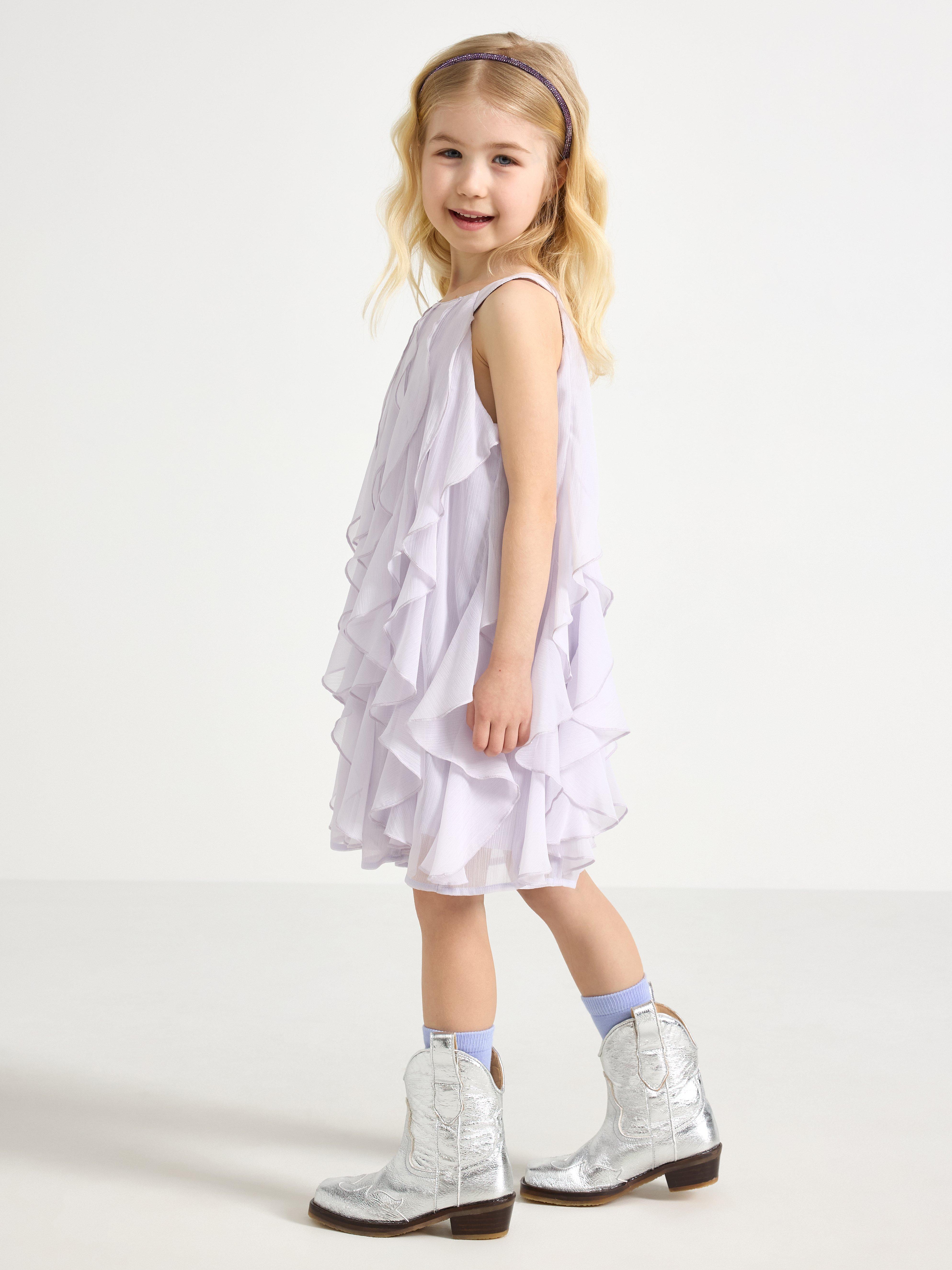 Vestido de gasa con volantes, color lila claro empolvado.
