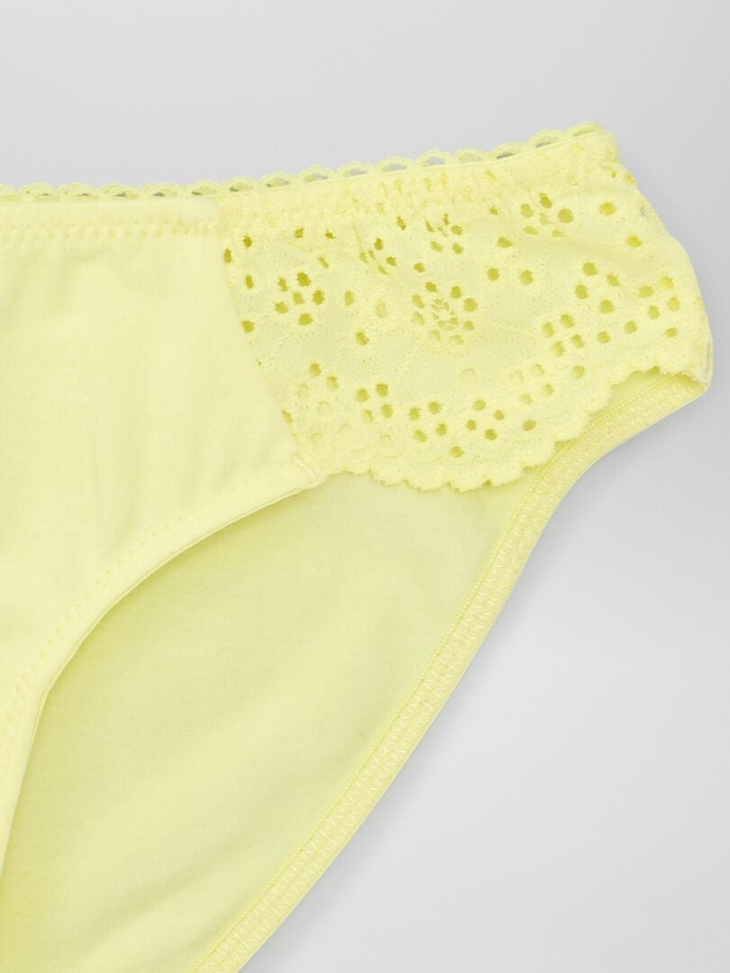 Cueca com bordado inglês - amarela