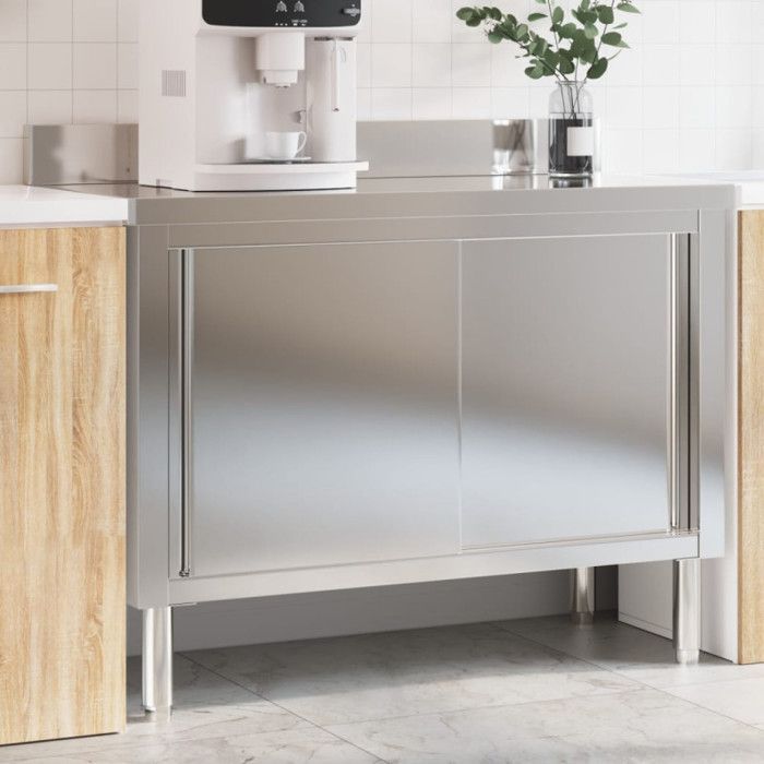 Mesa de trabajo de cocina con puertas correderas de acero inoxidable.