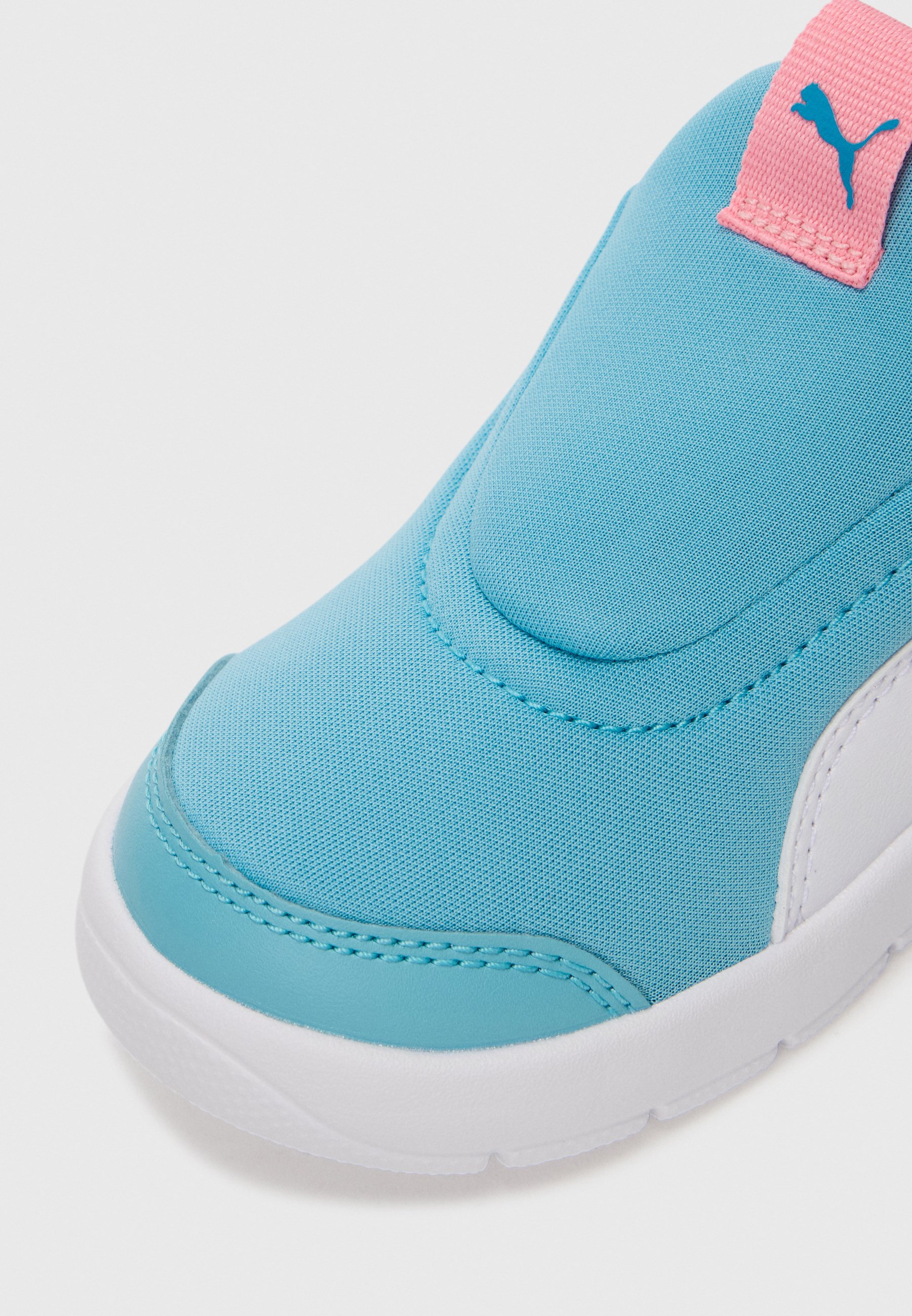 Chaussures de running sur route Puma COURTFLEX V3 SLIPTECH UNISEXE - coloris aqua/blanc/rose
