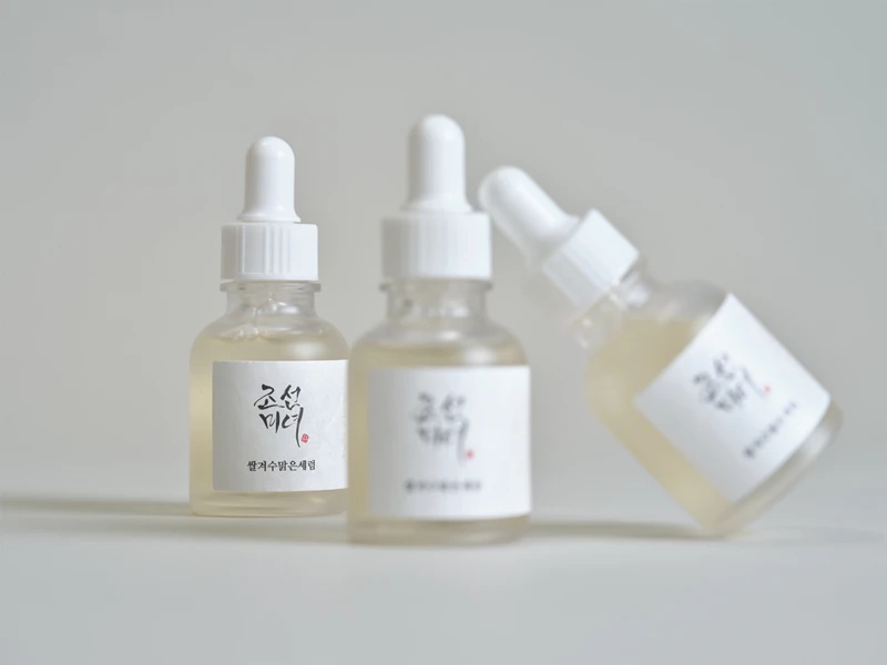 „Beauty of Joseon Glow Deep Serum Rice + Arbutin“ skaistinamasis serumas, suvienodinantis odos atspalvį.