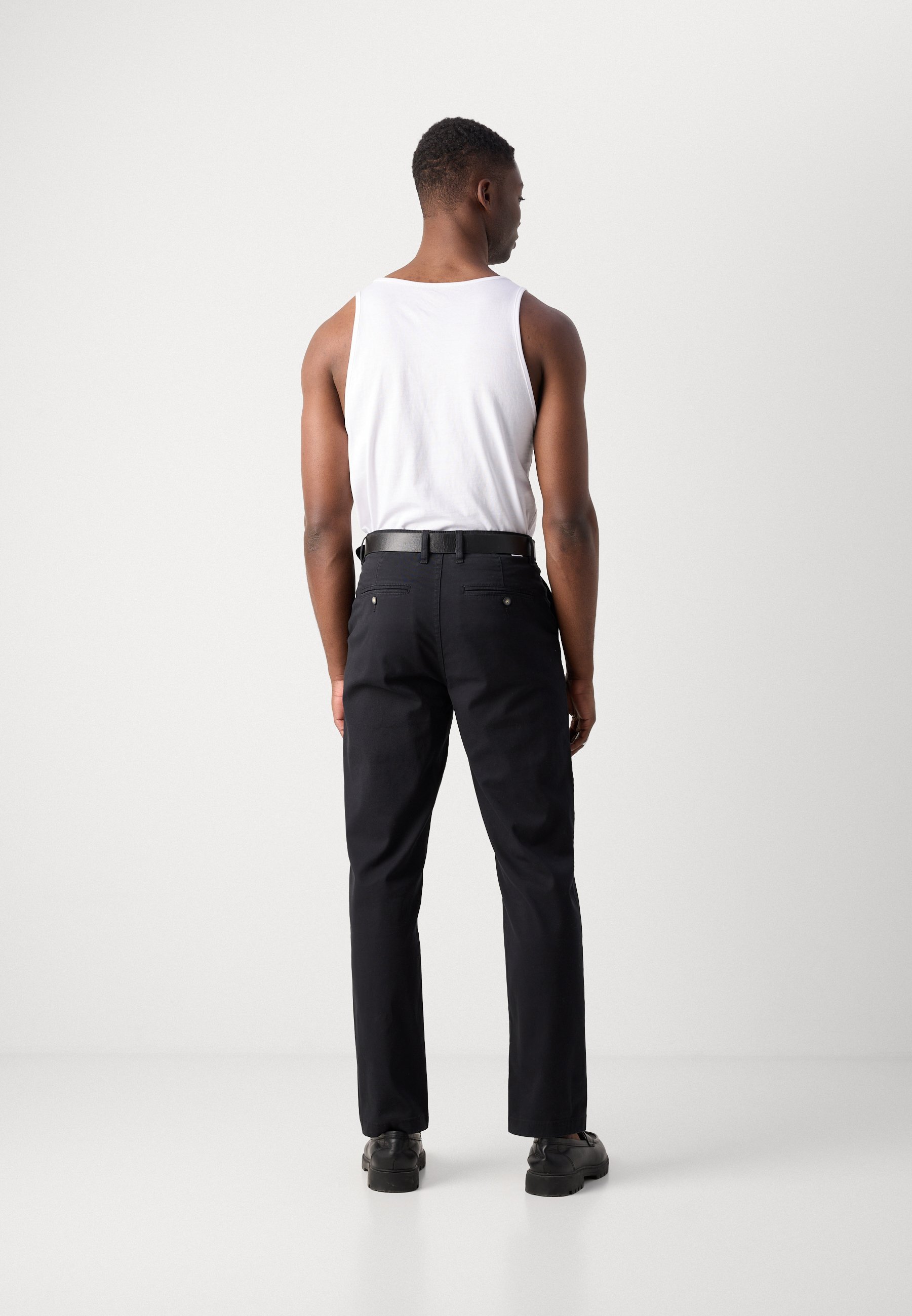 Calça chino Lindbergh SUPERFLEX COM CINTO - preta