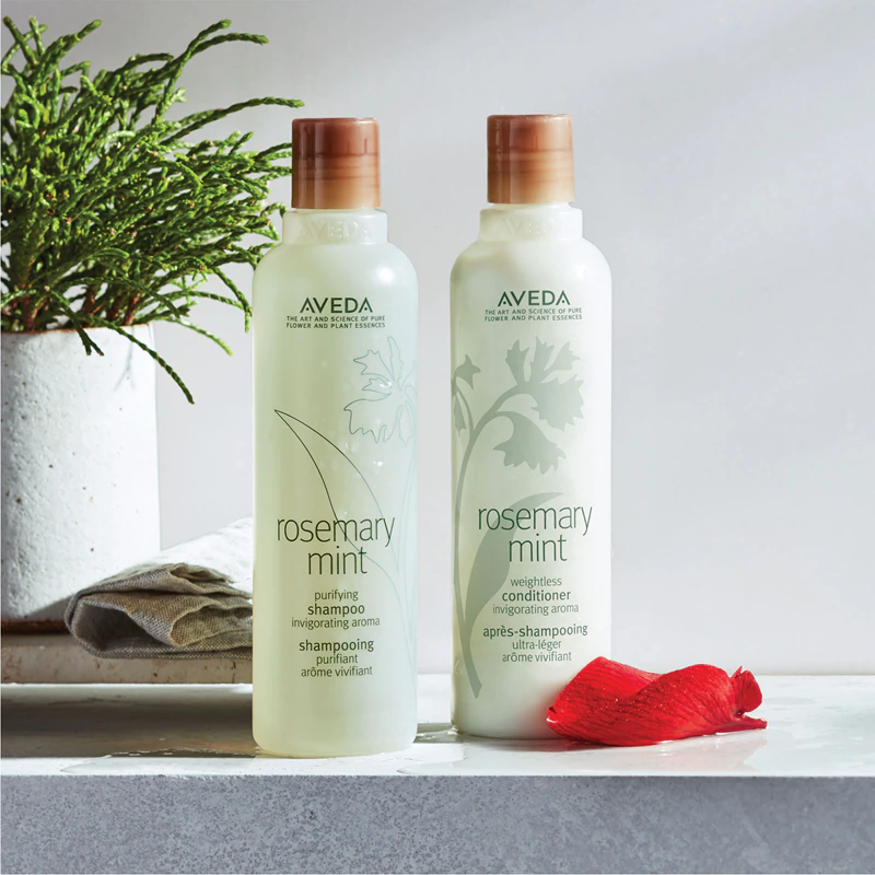 Aveda Rosemary Mint Weightless Conditioner is een milde conditioner die het haar glans geeft en het zacht maakt.