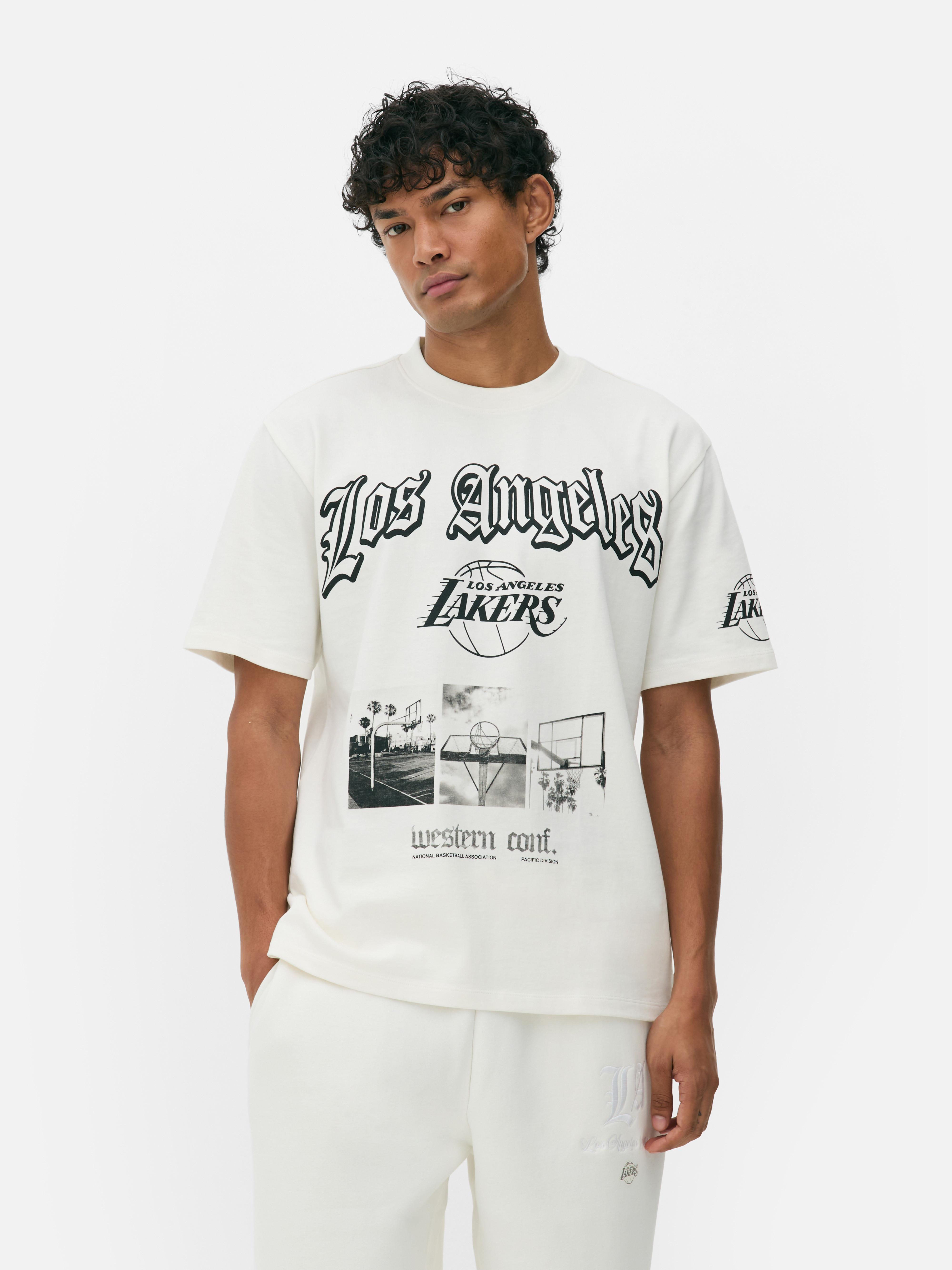 Tricou NBA LA Lakers cu imprimeu. Alătură-te acestui tricou sport cu imprimeuri NBA LA Lakers pe toată suprafața.