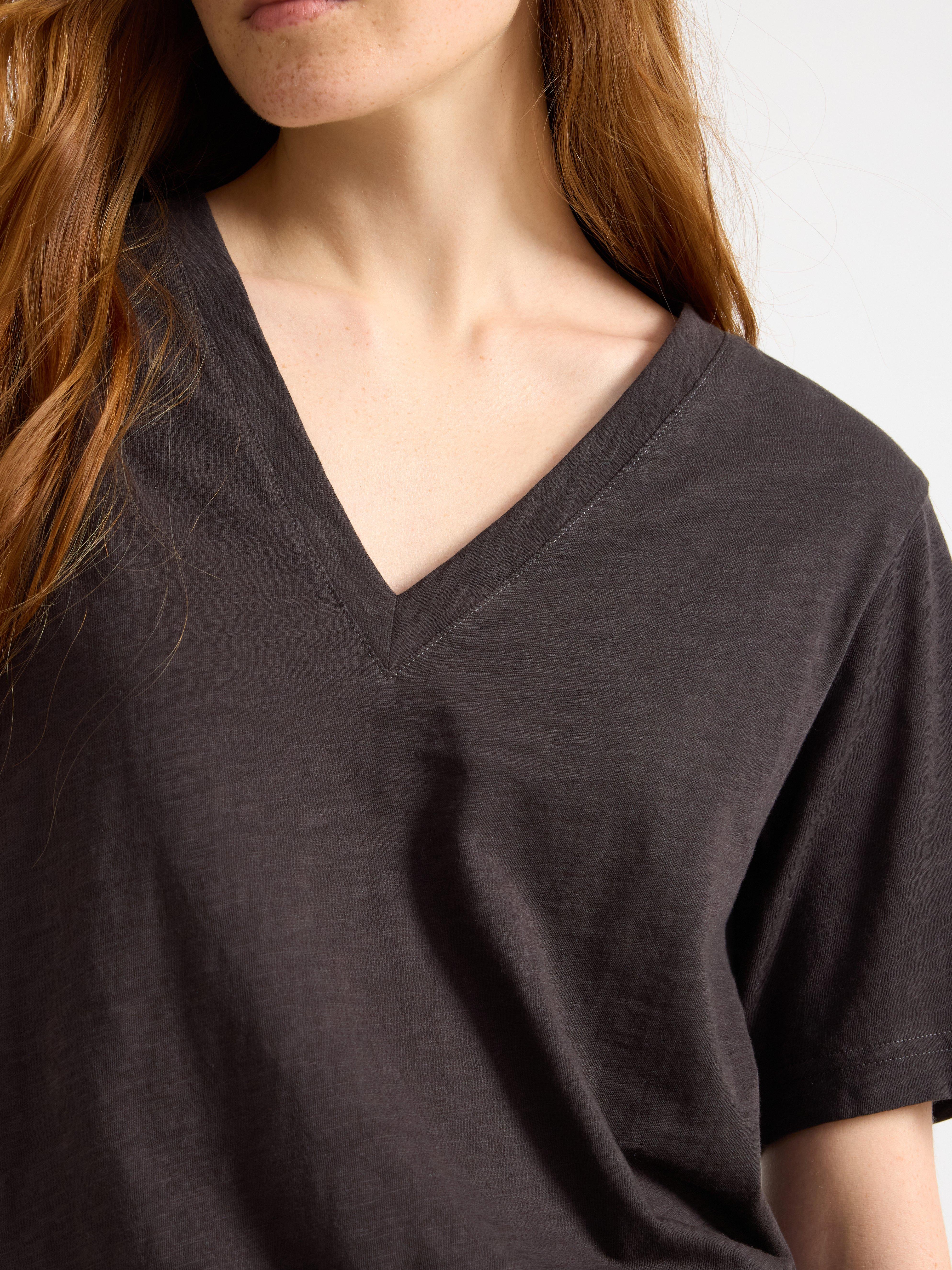 Camiseta mediana con escote en V, color marrón oscuro.