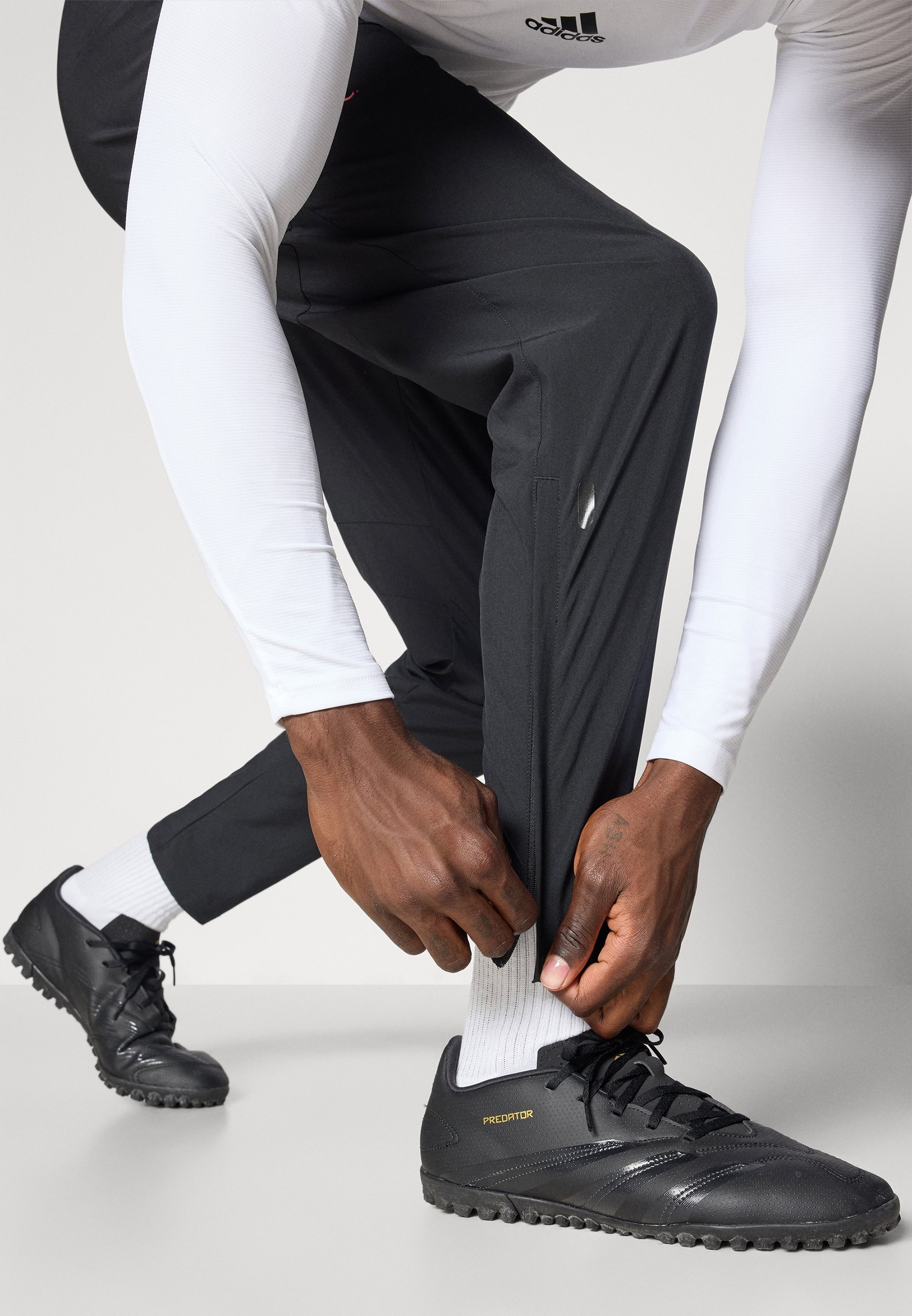 Pantalon de voyage adidas Performance LIVERPOOL FC TIRO 25 COMPETITION VIS TECH - Tenue de club - Noir/Rouge fraise