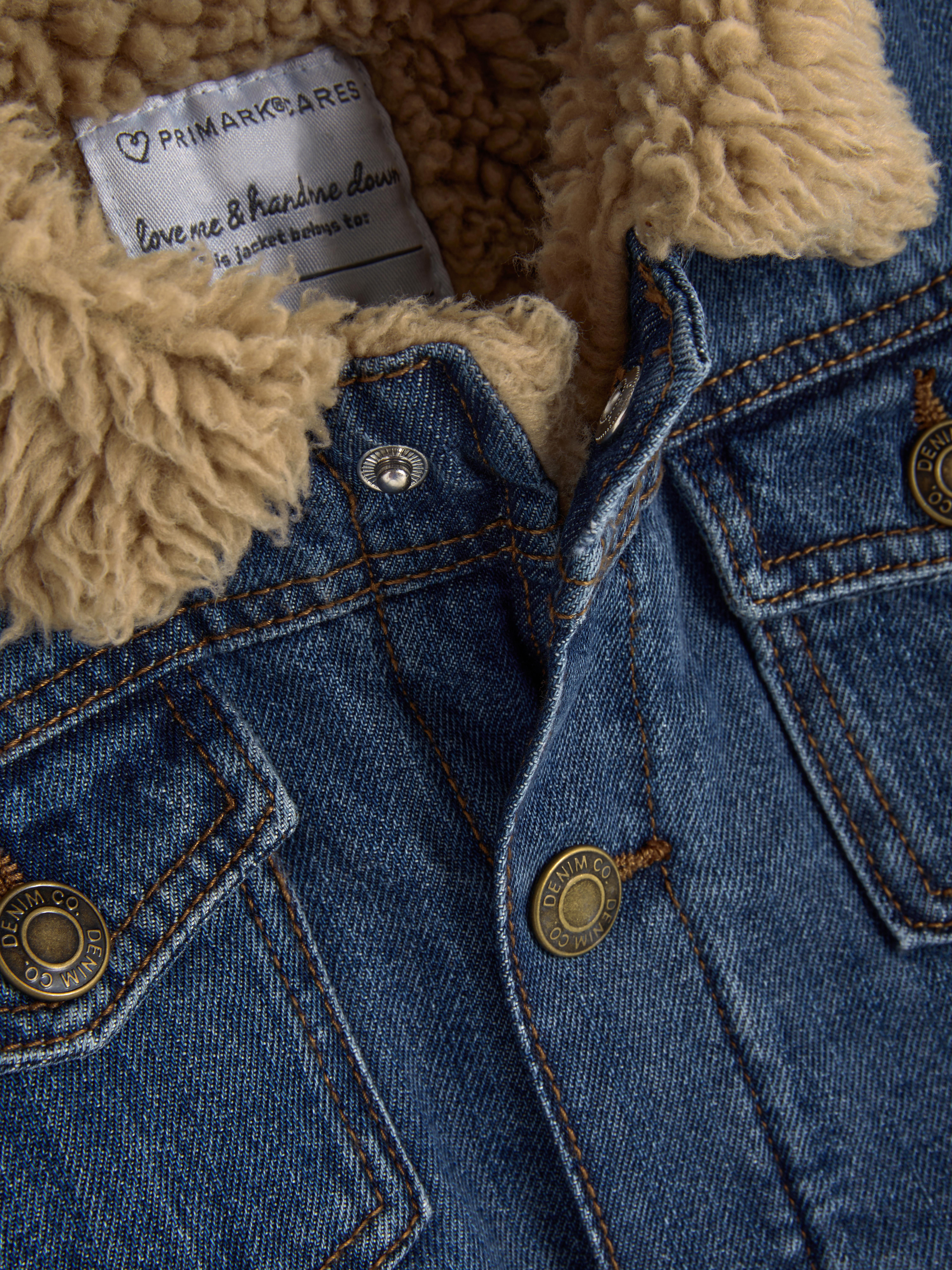 Jachetă din denim cu guler tip borg O jachetă din denim cu guler tip borg, închidere cu nasturi în față și buzunare