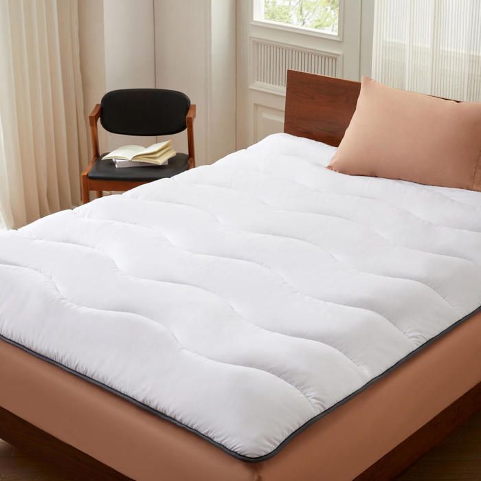 CASABEL Surmatelas Enveloppant 160 x 200 cm en Microfibre Respirante avec Liseré Gris – Ultra Moelleux, Anti-Acariens – 2 Places