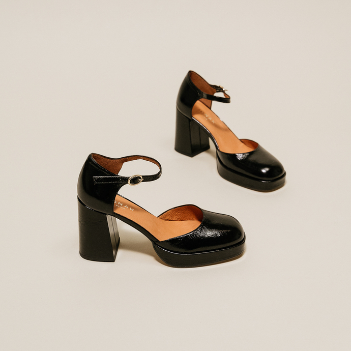 Babies à talons et bouts carrés  en cuir brillant noir