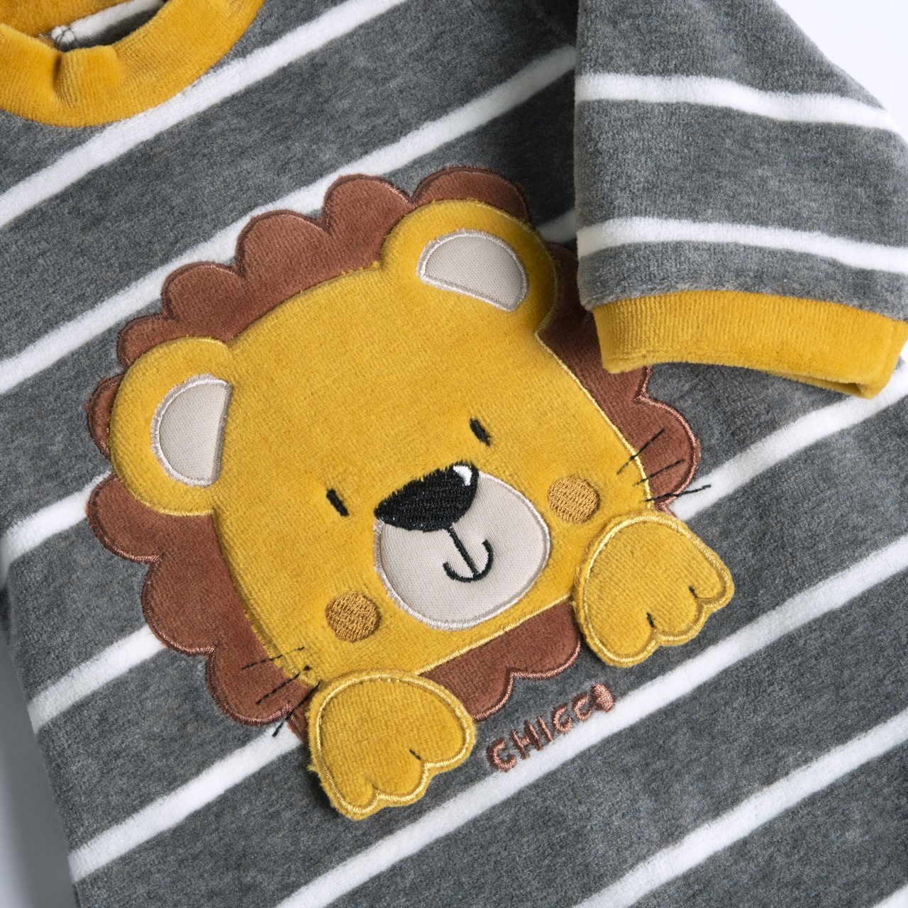 Pyjama mit Streifen und Löwenmotiv
