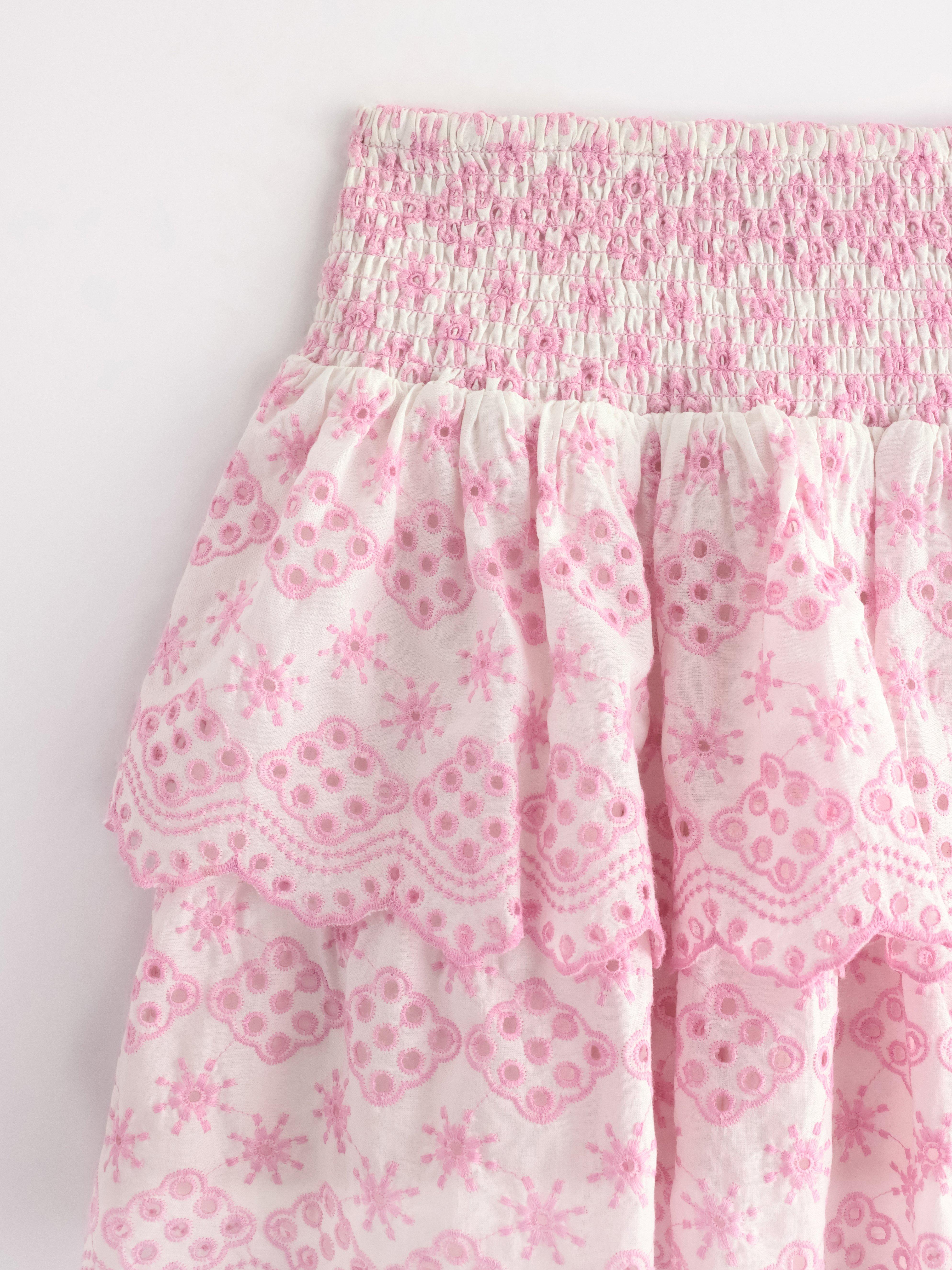 Rysjeskjørt med broderi i lys rosa
