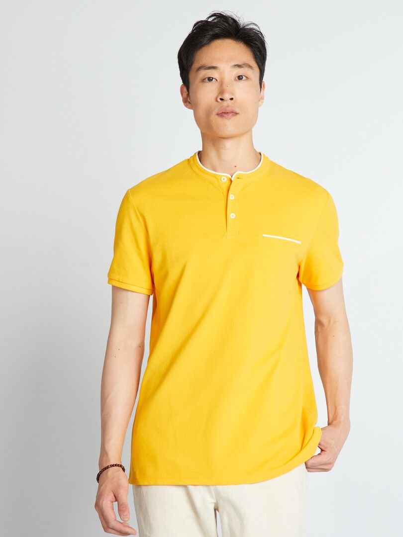 Camisa polo em piqué de algodão com gola mandarim - AMARELA