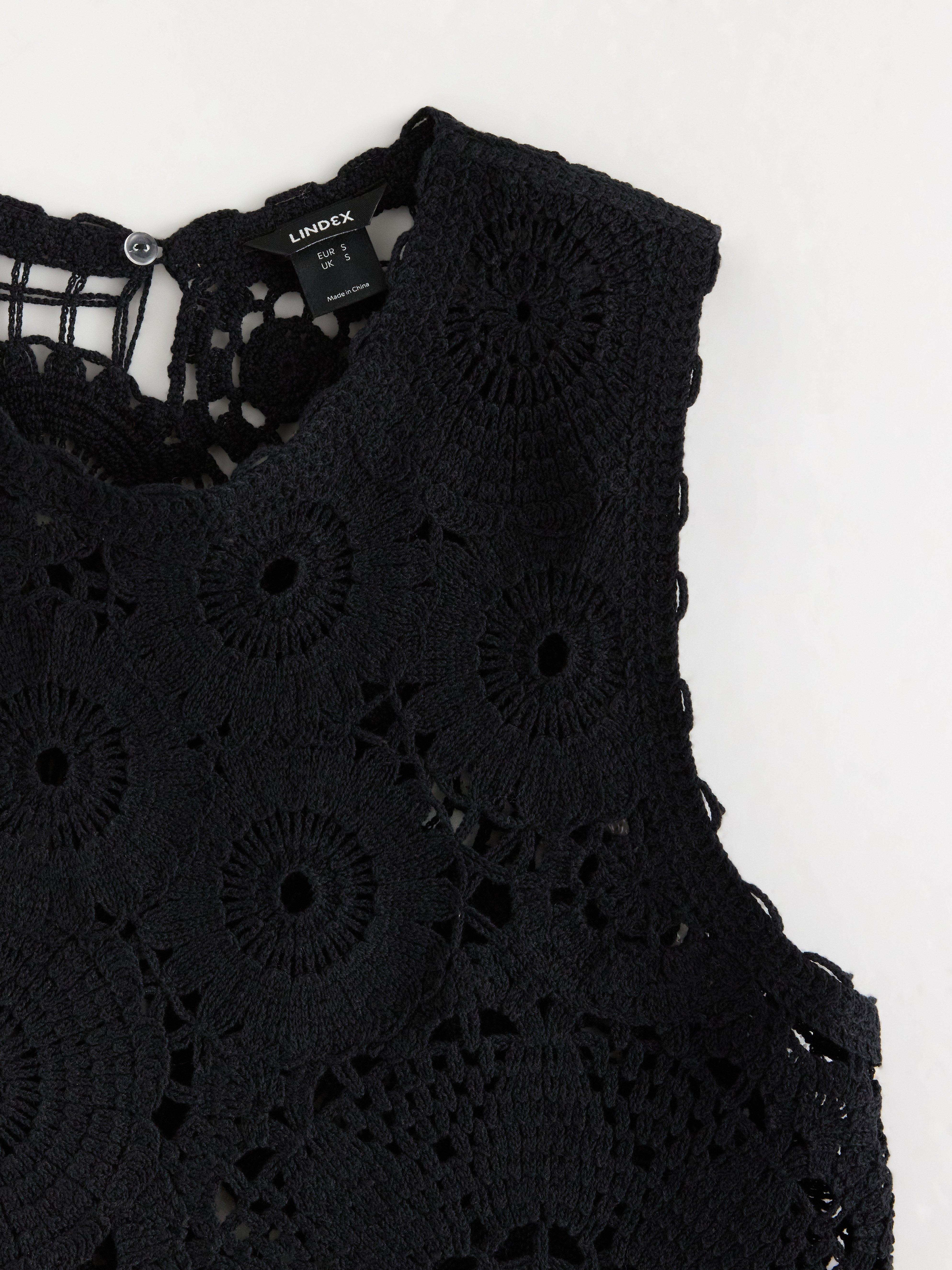 Top com detalhe de crochê preto