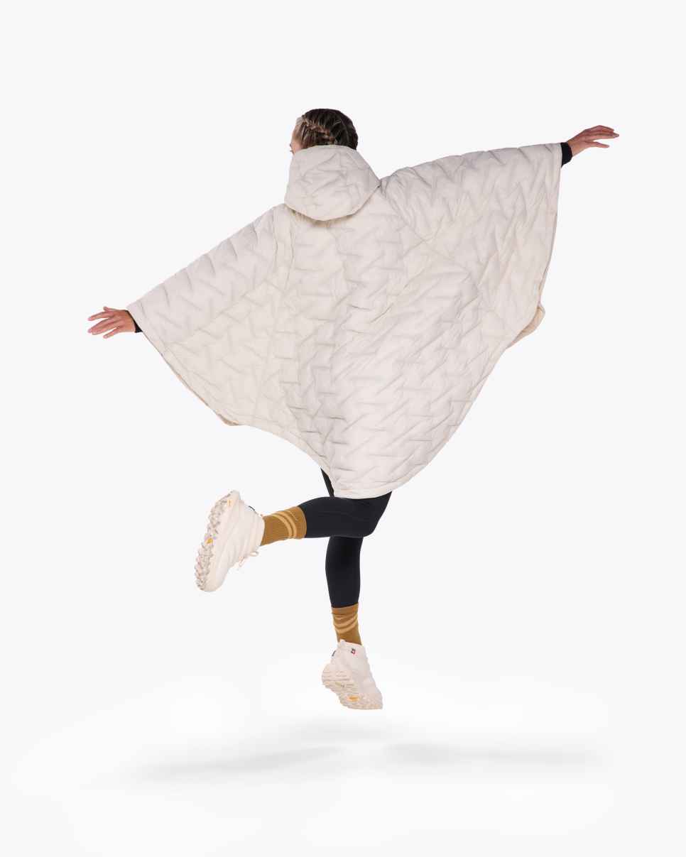 HOKA Poncho para exteriores SkyFill color leche de avena