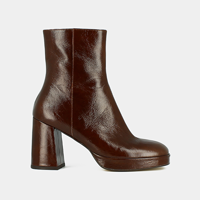 Boots à plateformes et bouts carrés  en cuir brillant marron