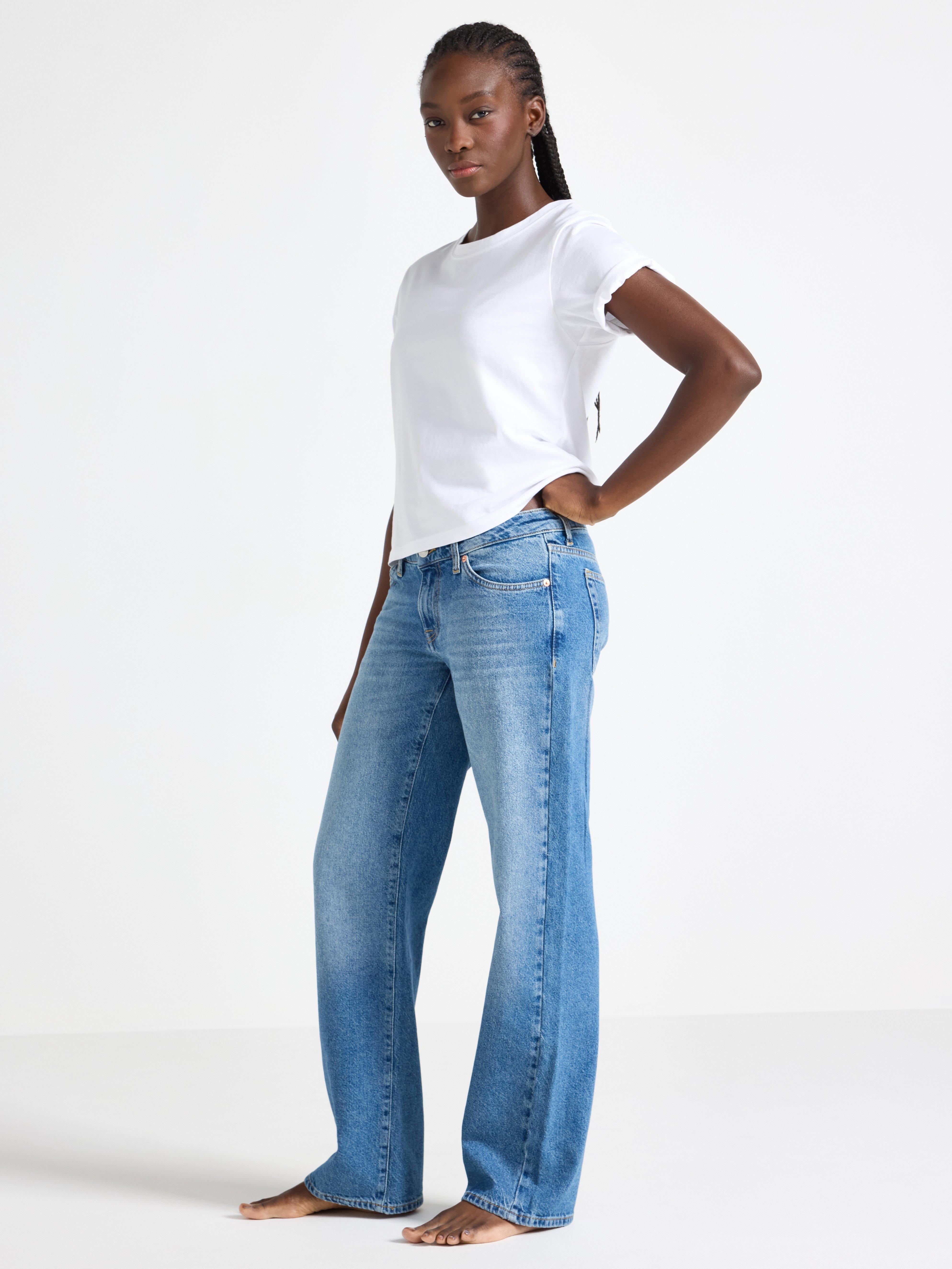 Calça jeans reta de cintura baixa, azul denim.