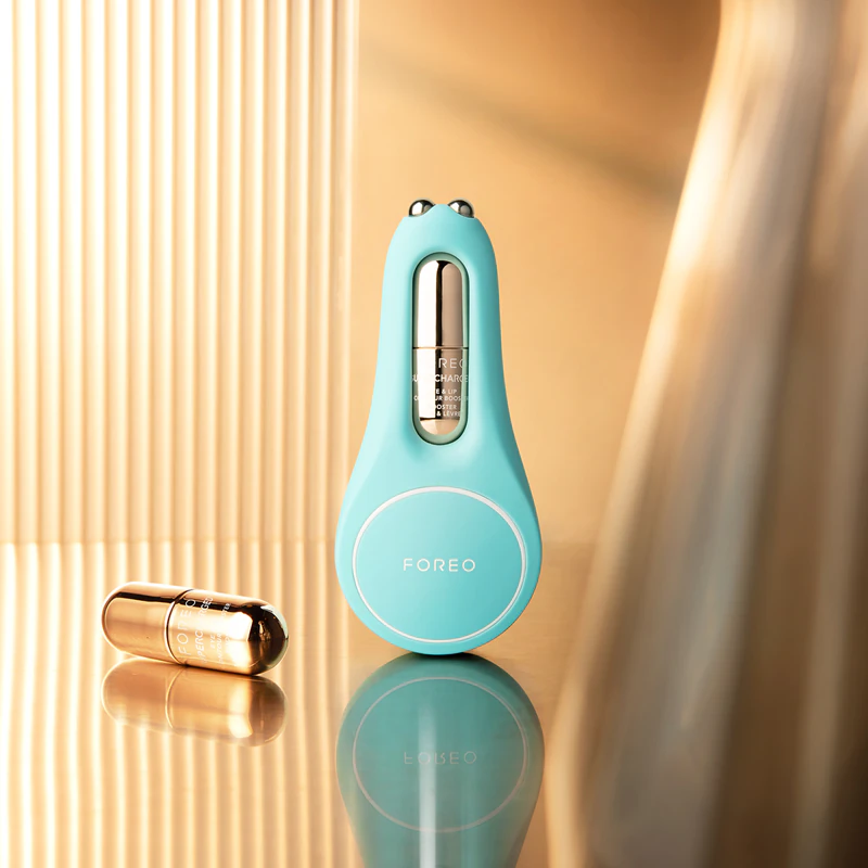 FOREO SUPERCHARGED Eye & Lip Contour Booster é um sérum condutor que fortalece o contorno dos olhos e lábios.
