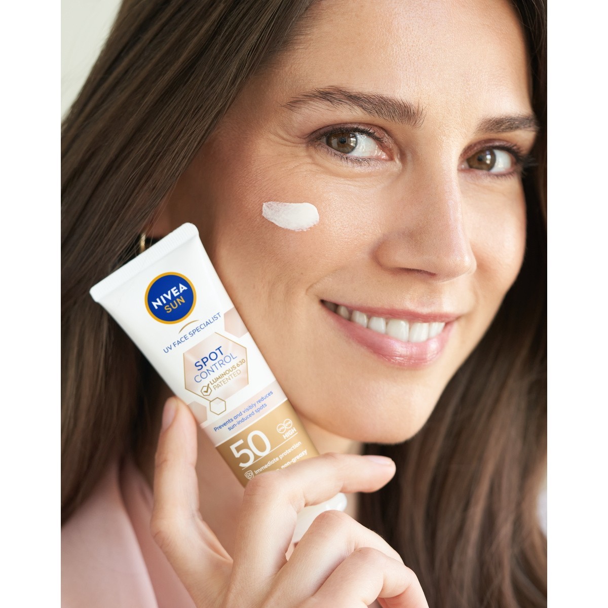 NIVEA Protection solaire visage Crème fluide anti-taches FPS50