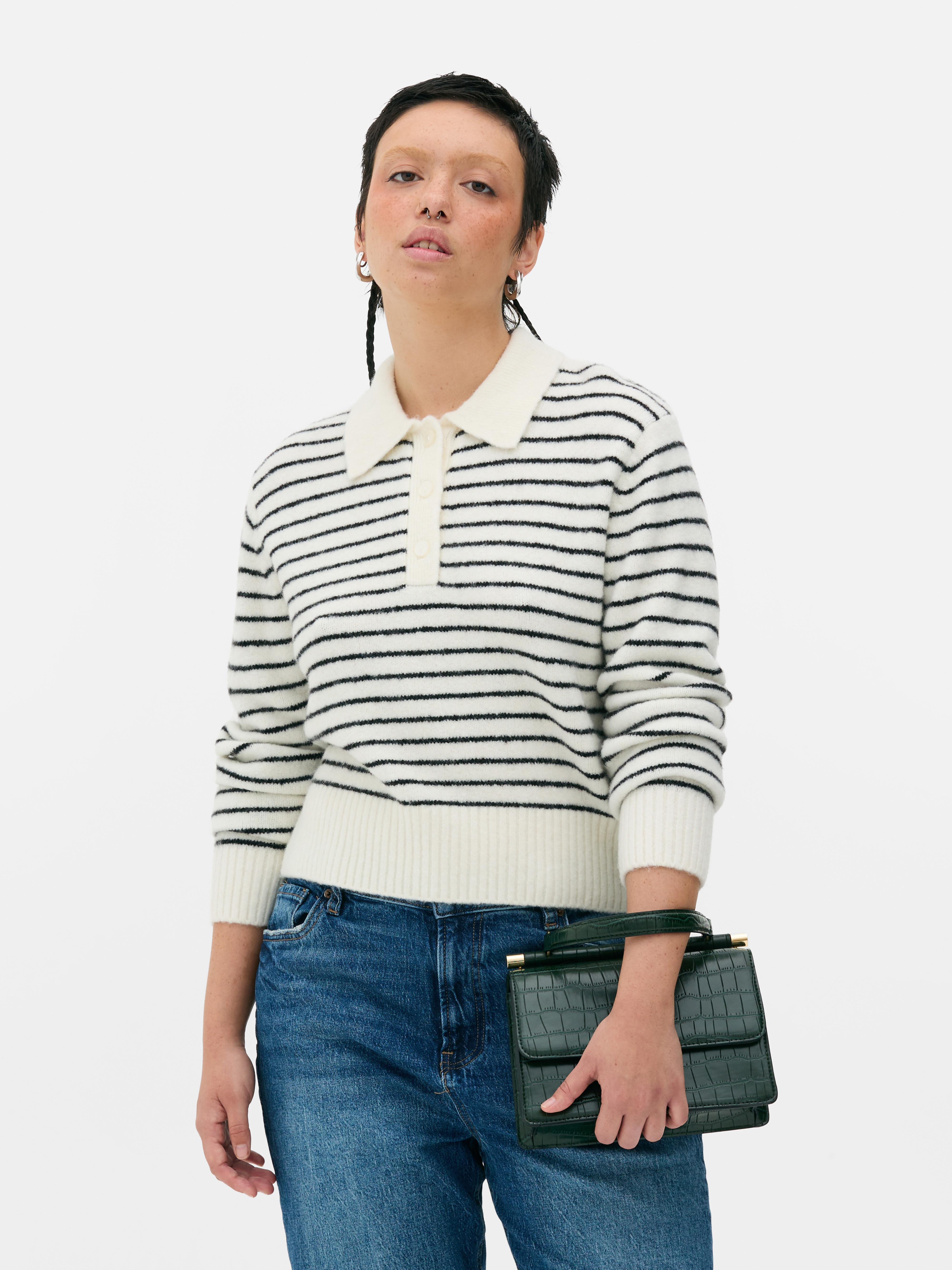 Genser med polokrage En myk genser med polokrage og knappestolpe for et komfortabelt, preppy utseende