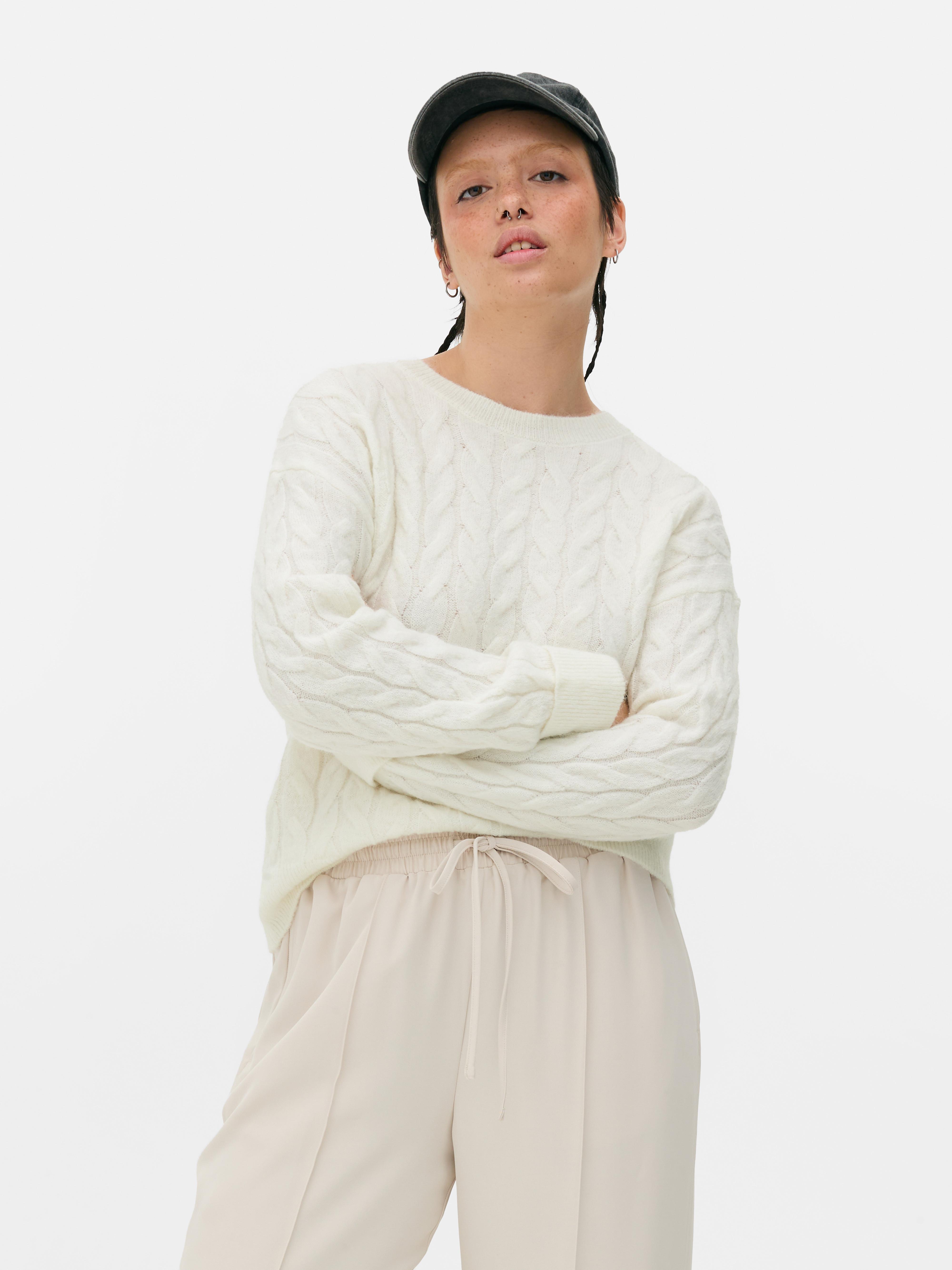 Zopfstrickpullover Ein Zopfstrickpullover mit Rundhalsausschnitt und klassischer Passform