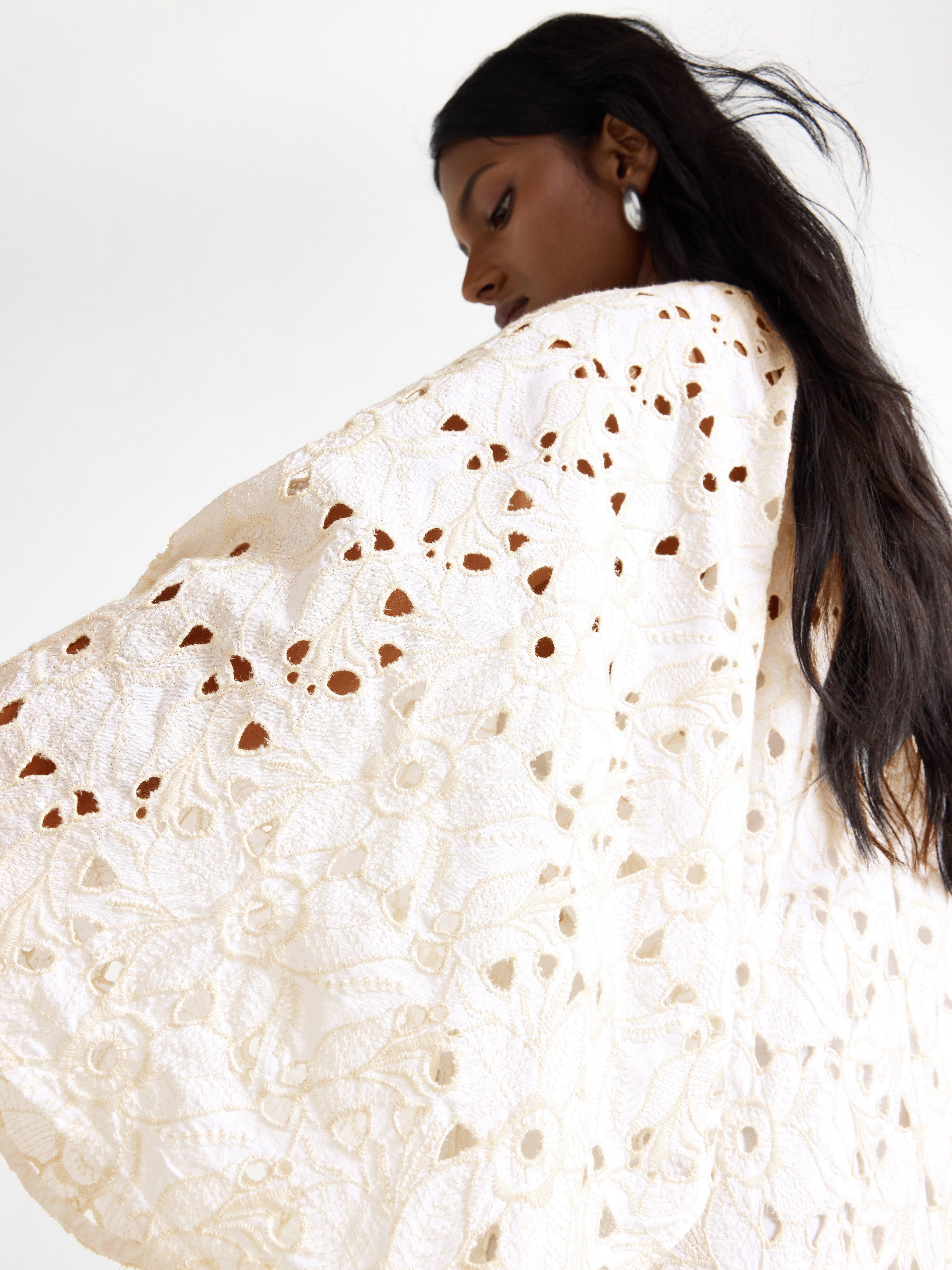 Vestido longo com bordado inglês branco claro